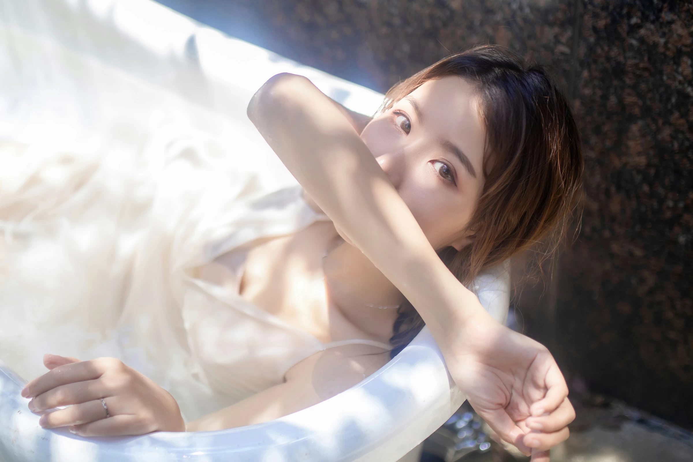 [YALAYI雅拉伊]Vol.453 天浴 令狐美 白色吊带透视连衣裙性感私房写真集第10张