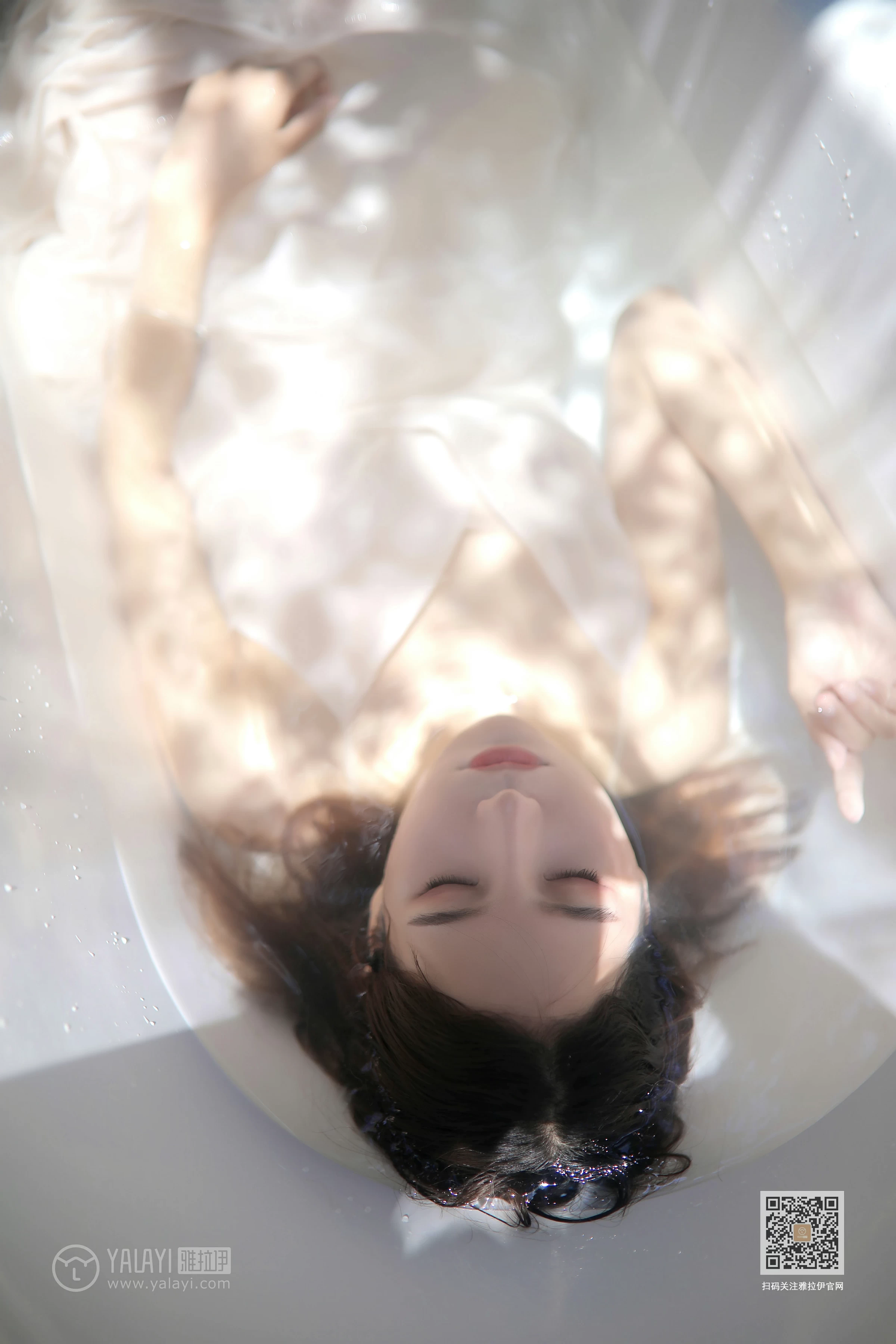 [YALAYI雅拉伊]Vol.453 天浴 令狐美 白色吊带透视连衣裙性感私房写真集第12张