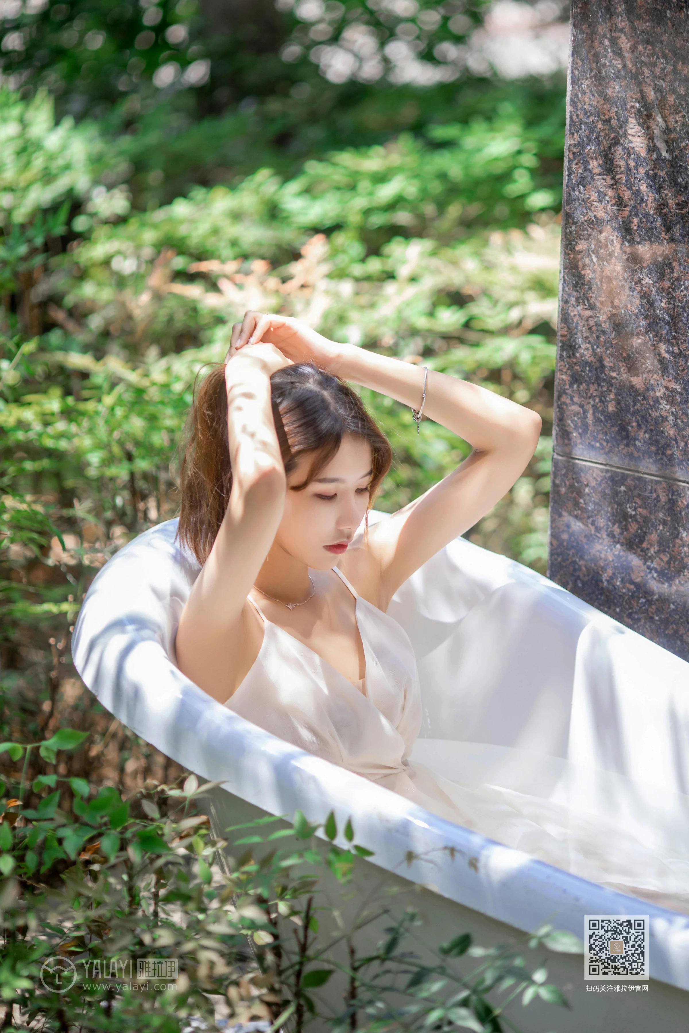 [YALAYI雅拉伊]Vol.453 天浴 令狐美 白色吊带透视连衣裙性感私房写真集第15张