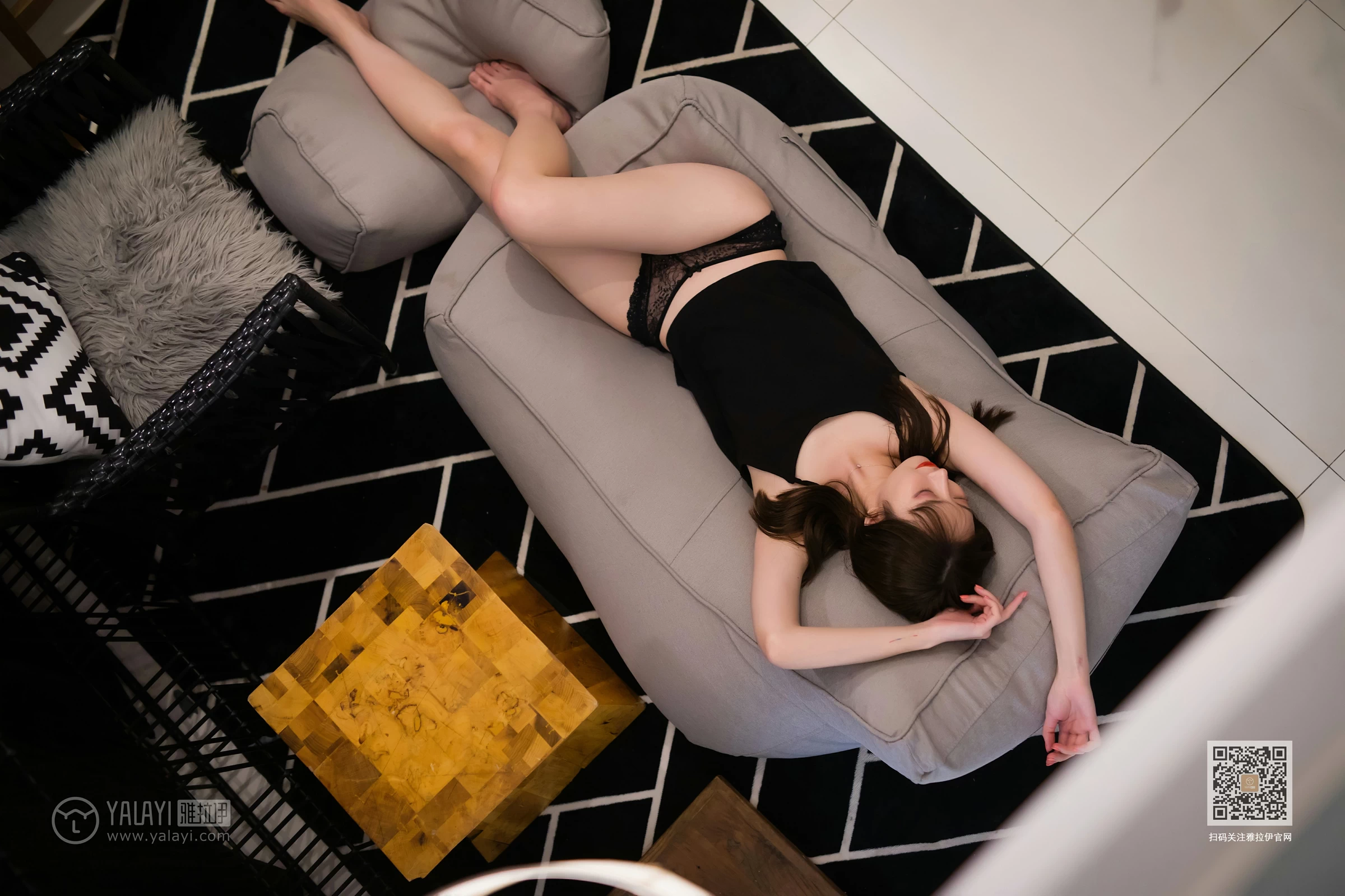 [YALAYI雅拉伊]Vol.477 小吊带 白雪 黑色背心加黑色蕾丝内裤性感私房写真集第14张