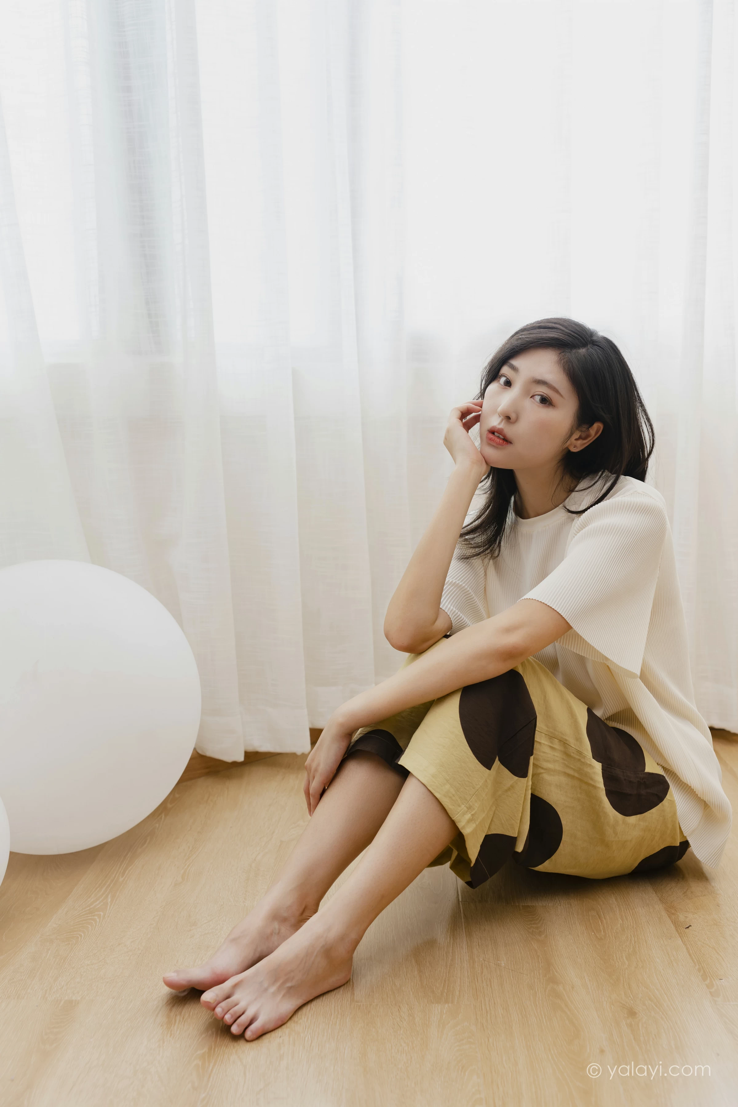 [YALAYI雅拉伊]NO.698 《亲爱的请放松》 苍儿 白色短袖加黄色短裤居家私房写真集第7张