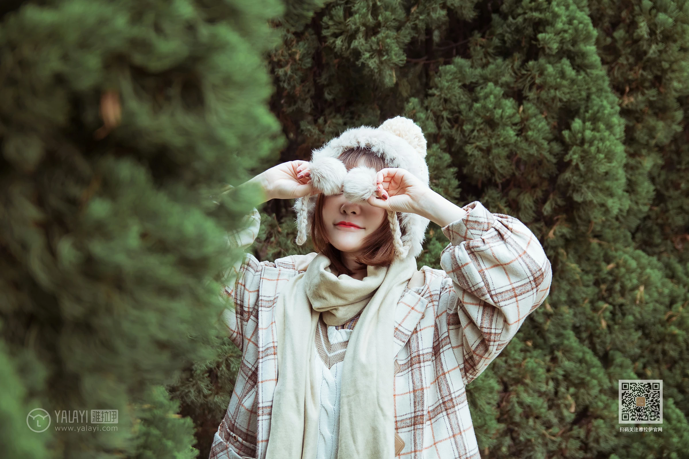 [YALAYI雅拉伊]Vol.515 冬日 阳阳 白色大衣加黑色短裙清纯可爱私房写真集第3张