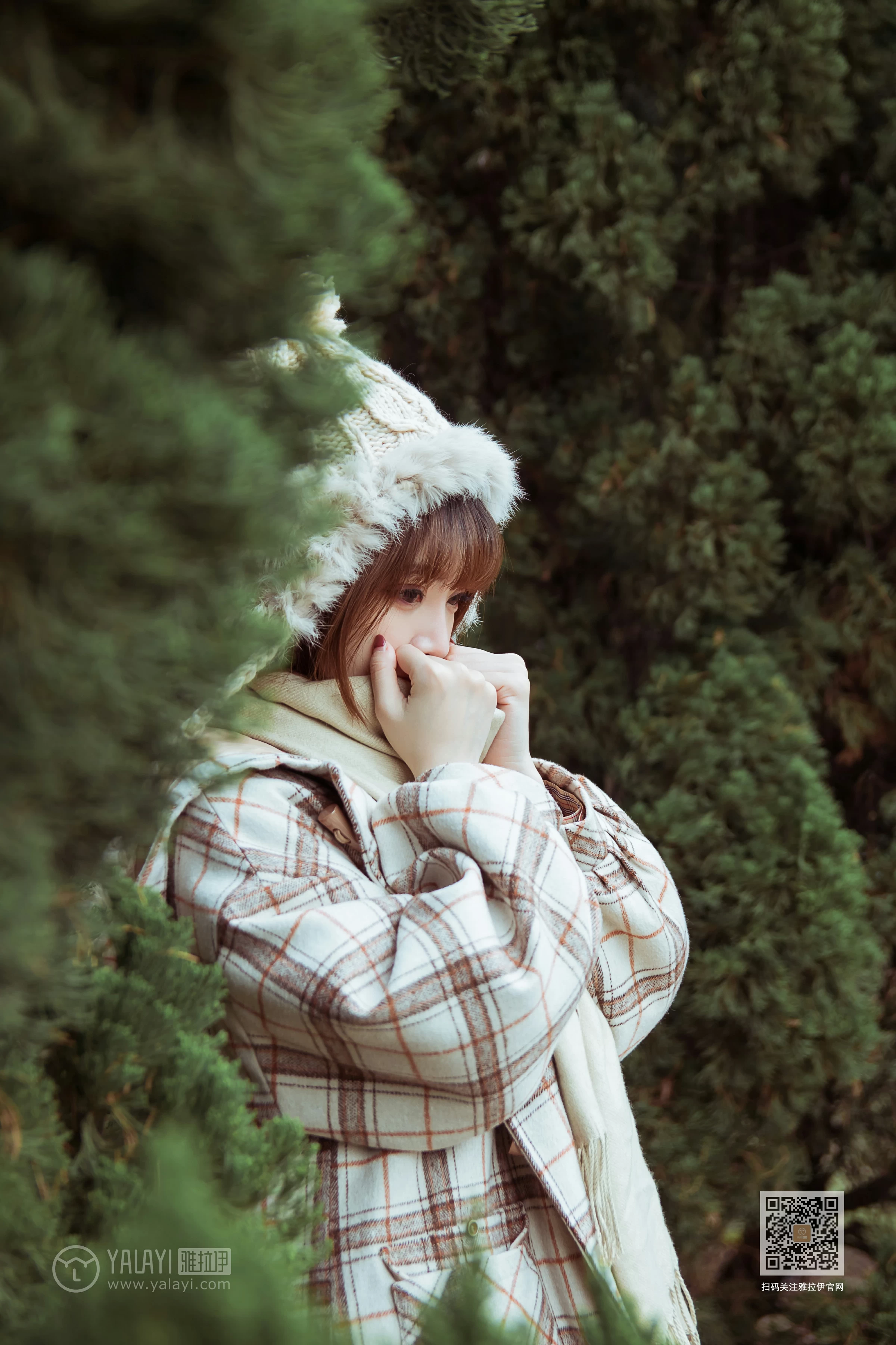 [YALAYI雅拉伊]Vol.515 冬日 阳阳 白色大衣加黑色短裙清纯可爱私房写真集第4张