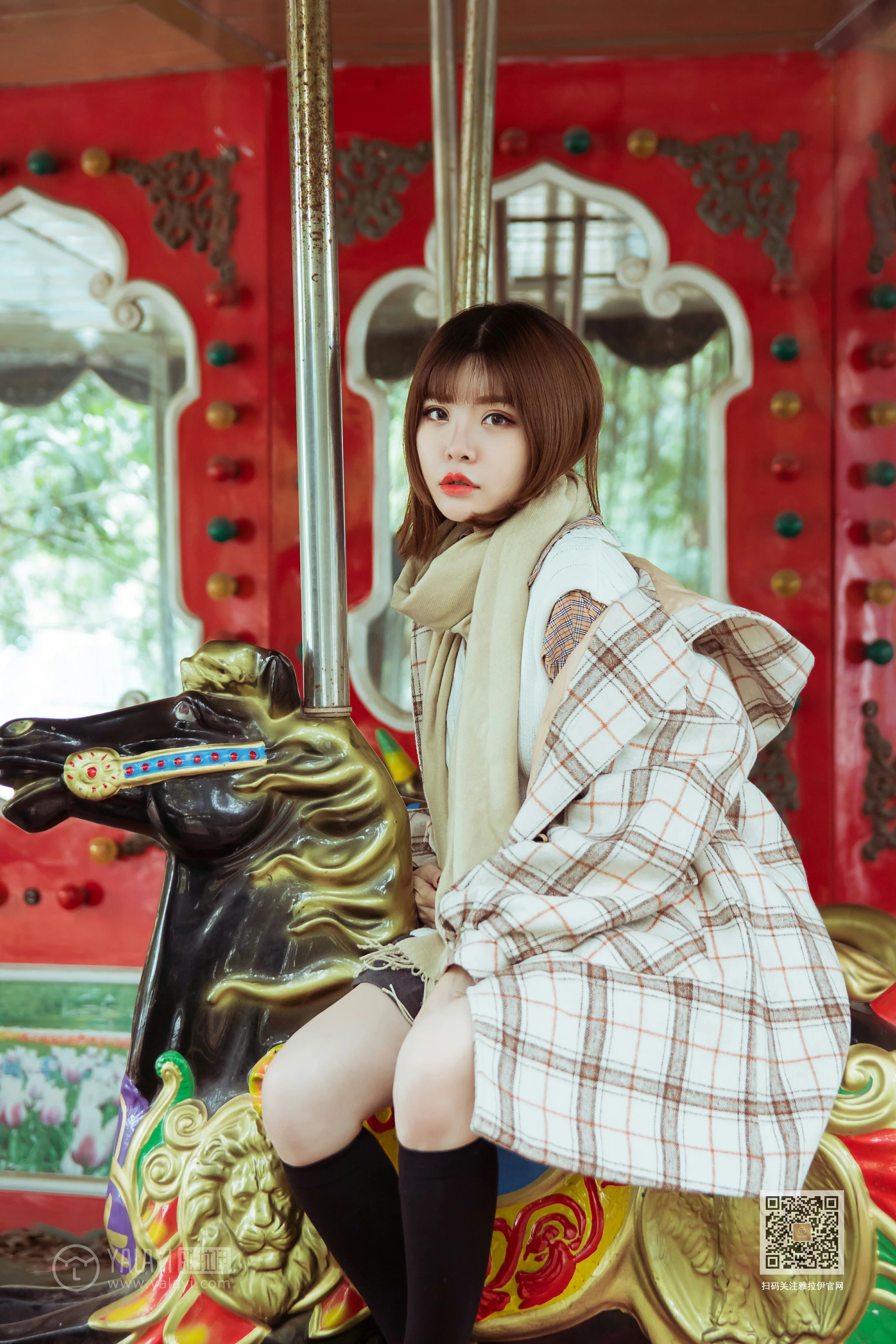 [YALAYI雅拉伊]Vol.515 冬日 阳阳 白色大衣加黑色短裙清纯可爱私房写真集第9张