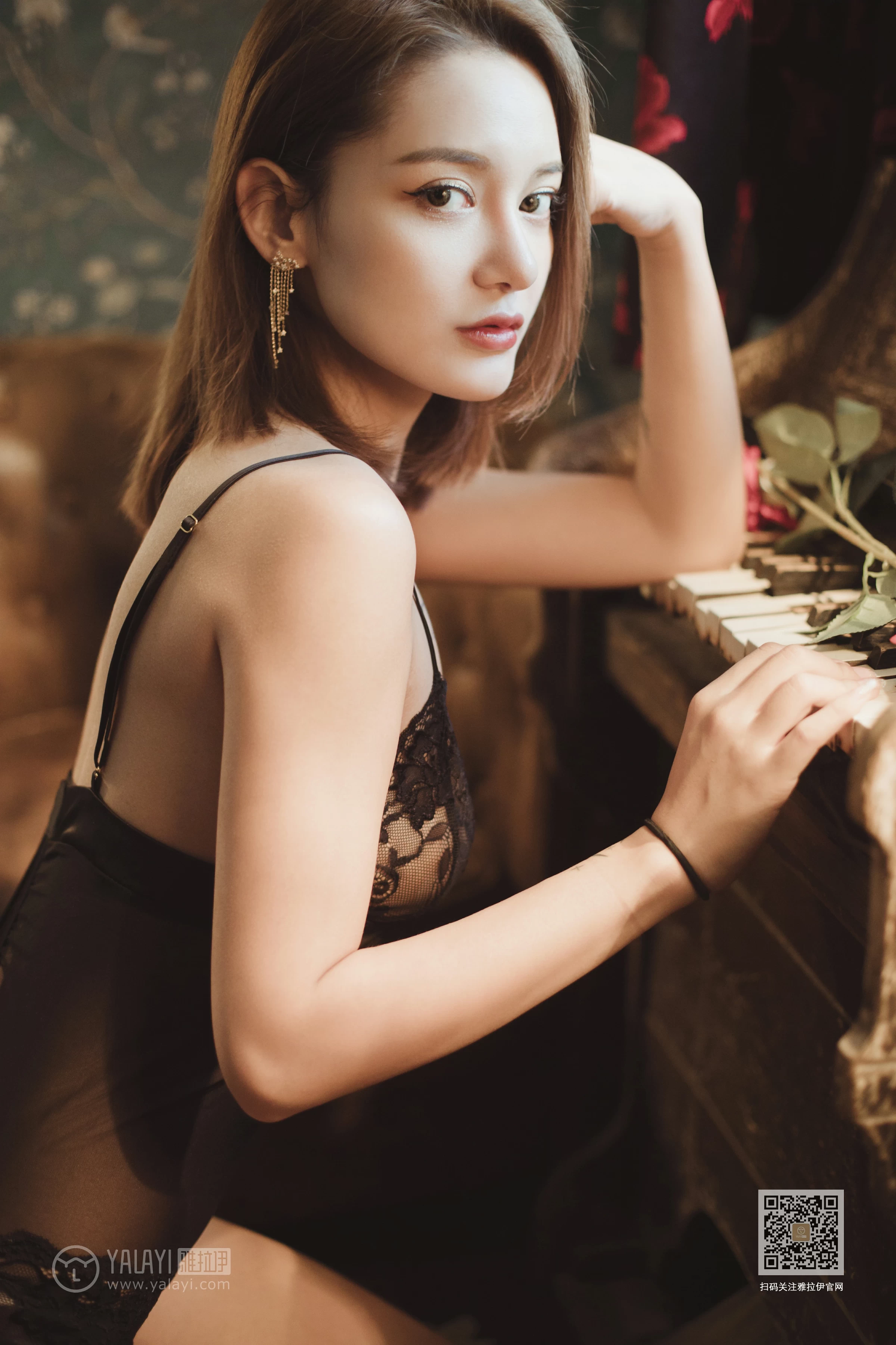 [YALAYI雅拉伊]Vol.519 绿里蔷薇 刘子扬 黑色透视情趣内衣性感私房写真集第8张