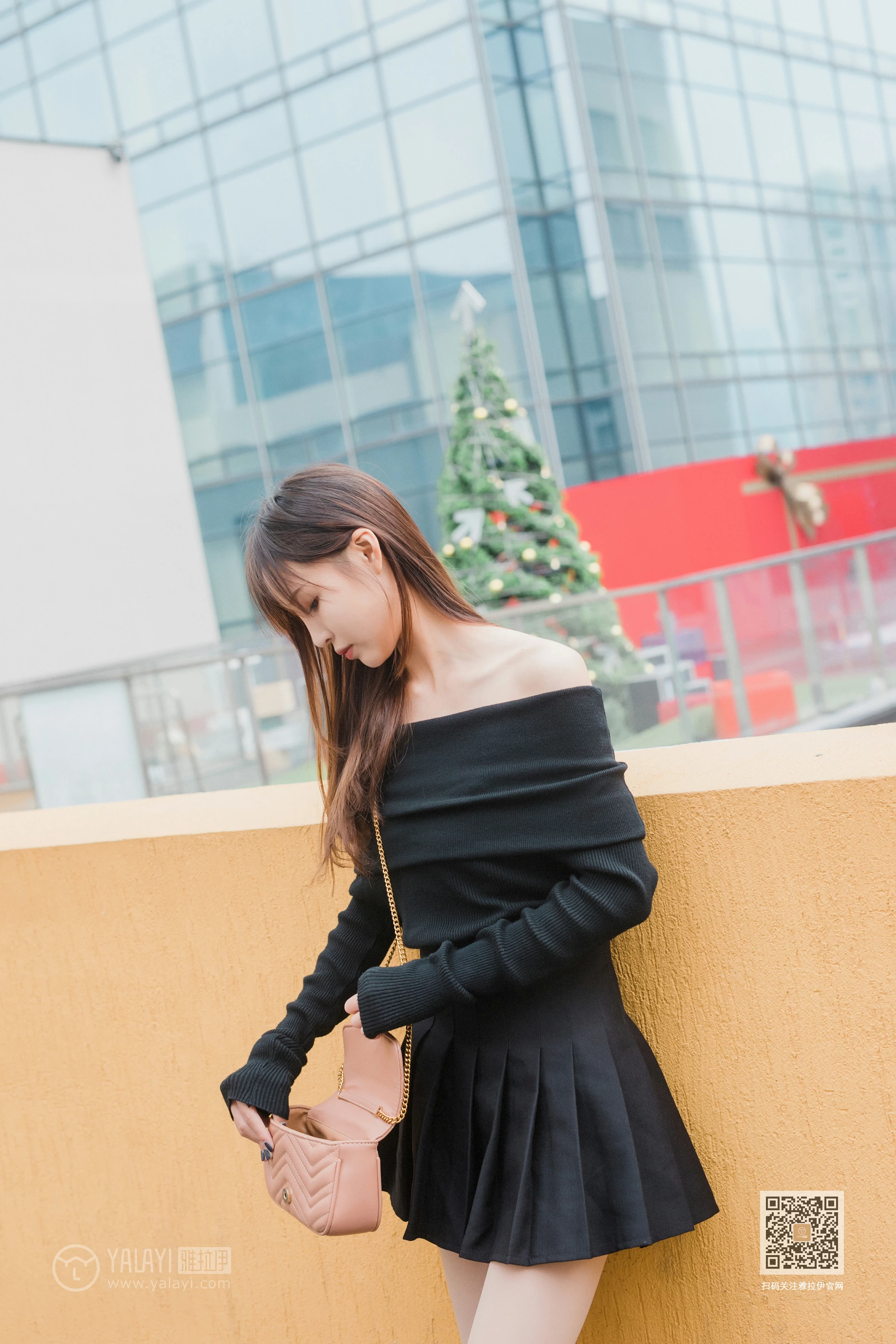 [YALAYI雅拉伊]Vol.520 广漂女孩儿 小五 黑色抹胸上衣加黑色短裙性感私房写真集第5张