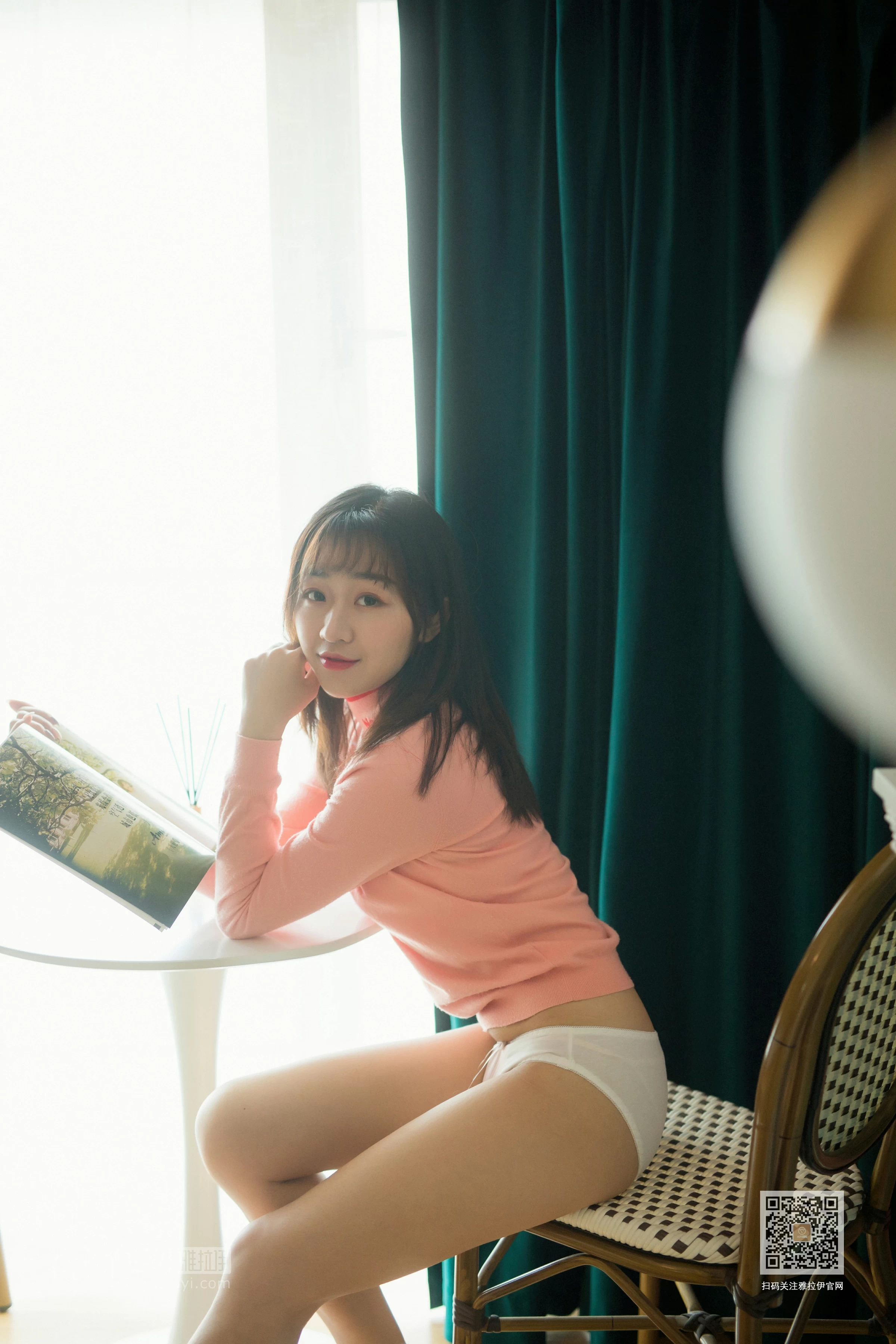 [YALAYI雅拉伊]Vol.531 穿毛衣好热 小颖 粉色毛衣加粉色内衣性感私房写真集第3张