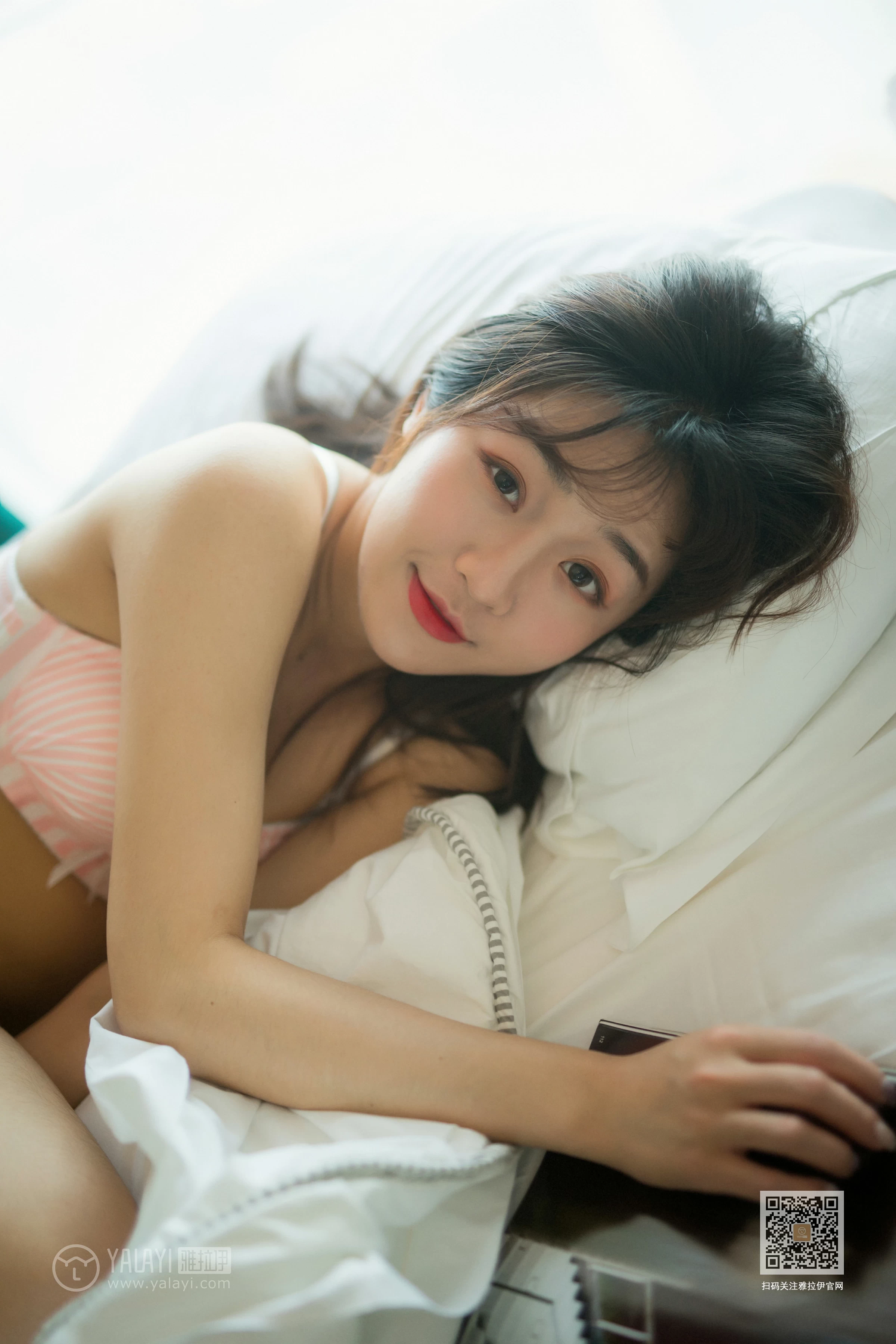 [YALAYI雅拉伊]Vol.531 穿毛衣好热 小颖 粉色毛衣加粉色内衣性感私房写真集第15张