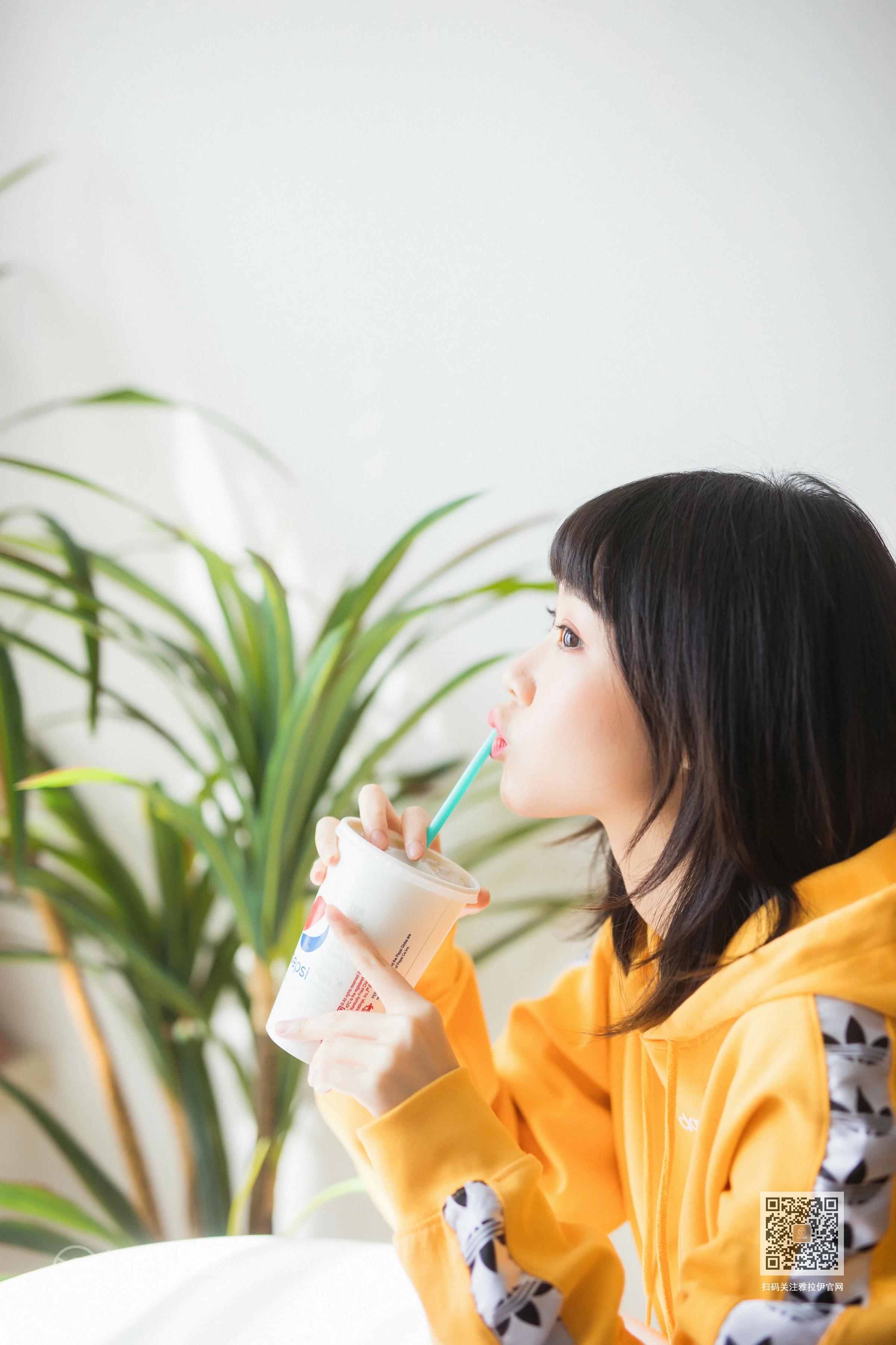 [YALAYI雅拉伊]Vol.528 缤纷阳光 粉粉 橙色卫衣加白色性感内衣私房写真集第2张