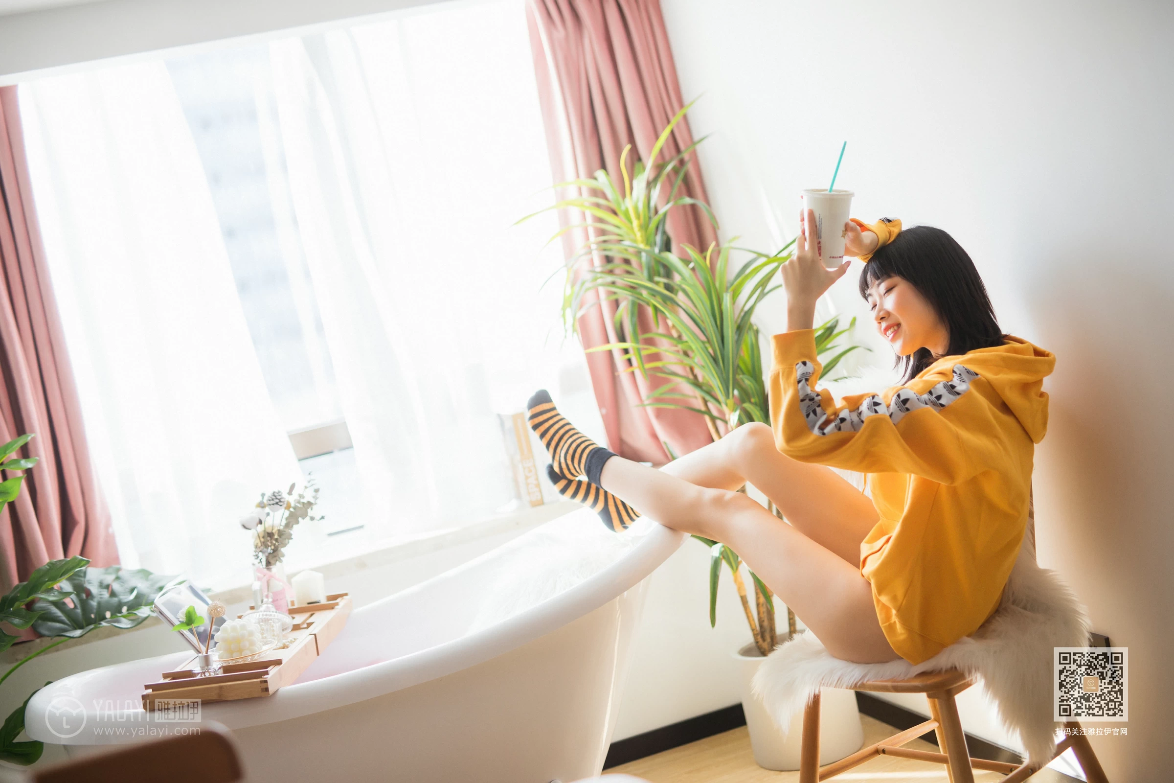 [YALAYI雅拉伊]Vol.528 缤纷阳光 粉粉 橙色卫衣加白色性感内衣私房写真集第3张