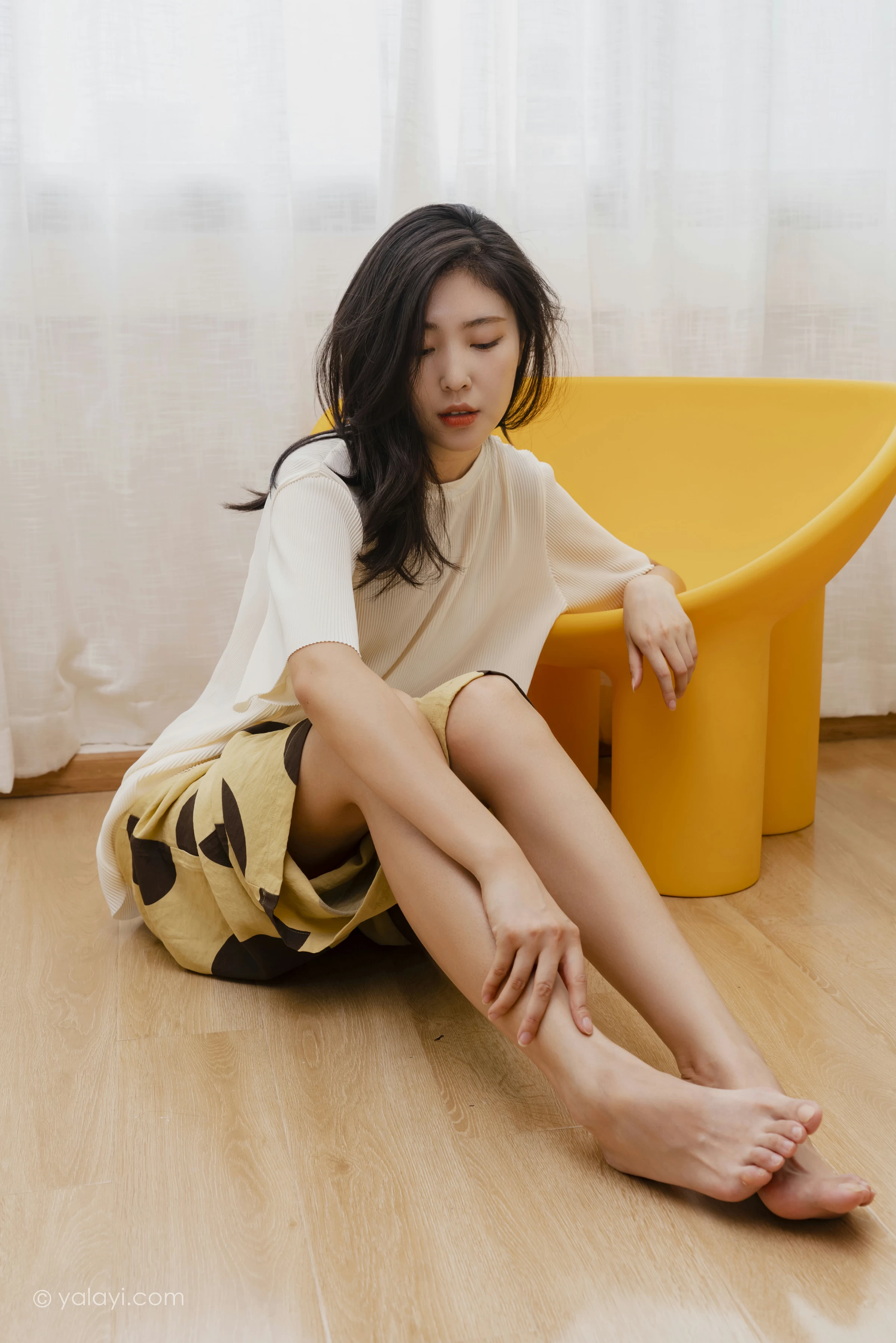 [YALAYI雅拉伊]NO.698 《亲爱的请放松》 苍儿 白色短袖加黄色短裤居家私房写真集第12张