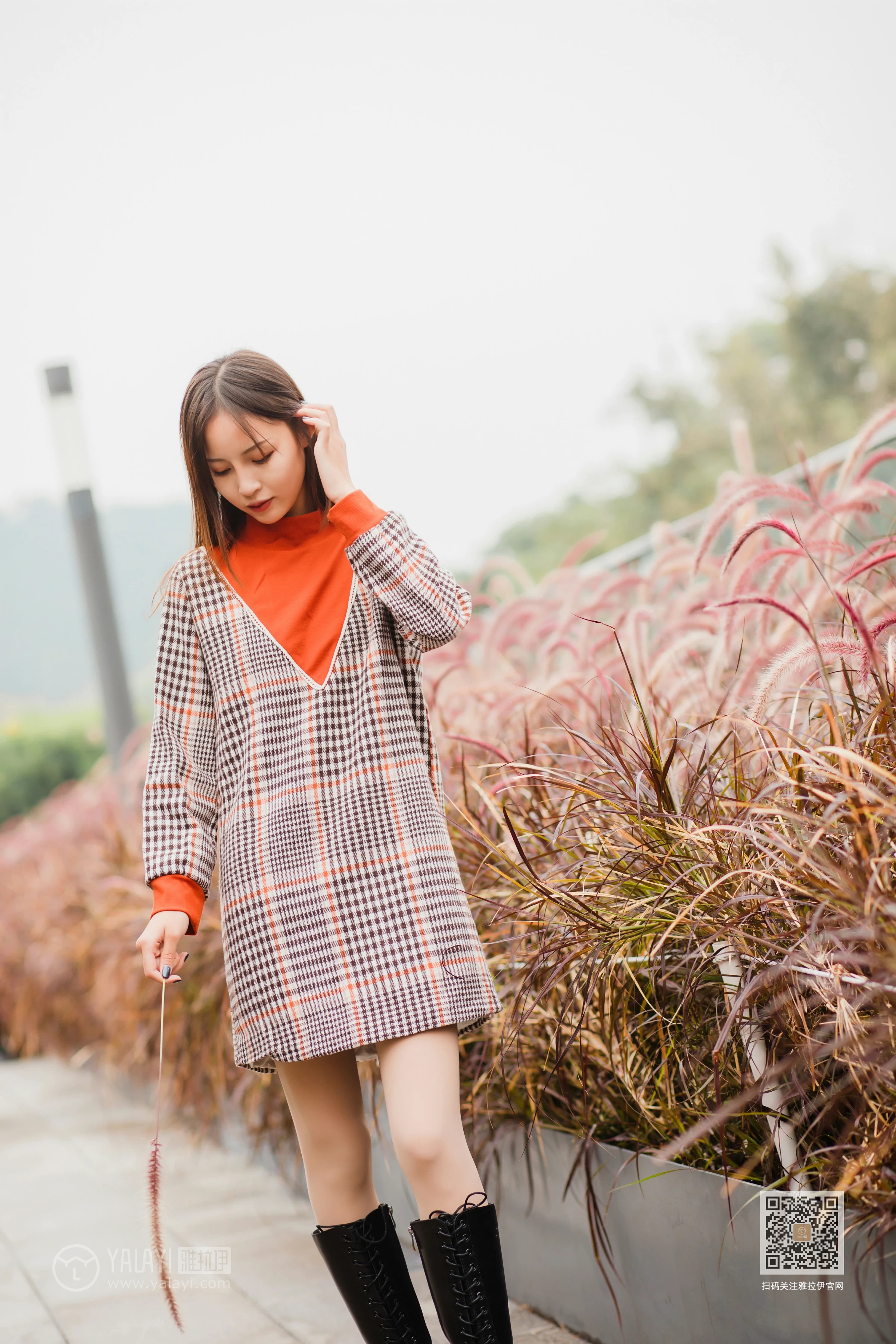 [YALAYI雅拉伊]Vol.543 郊游 小五 连身大衣加灰色长靴清纯私房写真集第2张