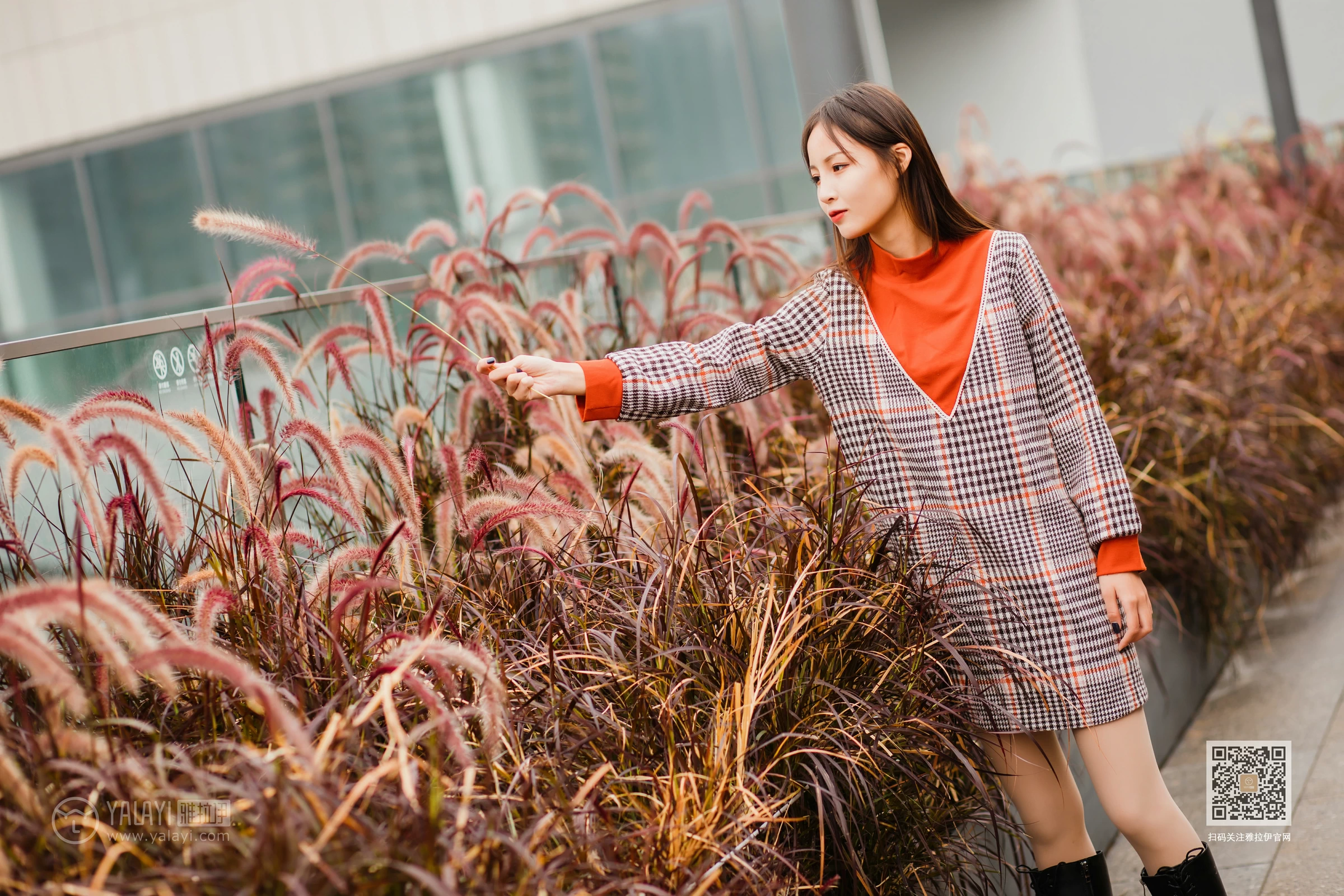 [YALAYI雅拉伊]Vol.543 郊游 小五 连身大衣加灰色长靴清纯私房写真集第2张