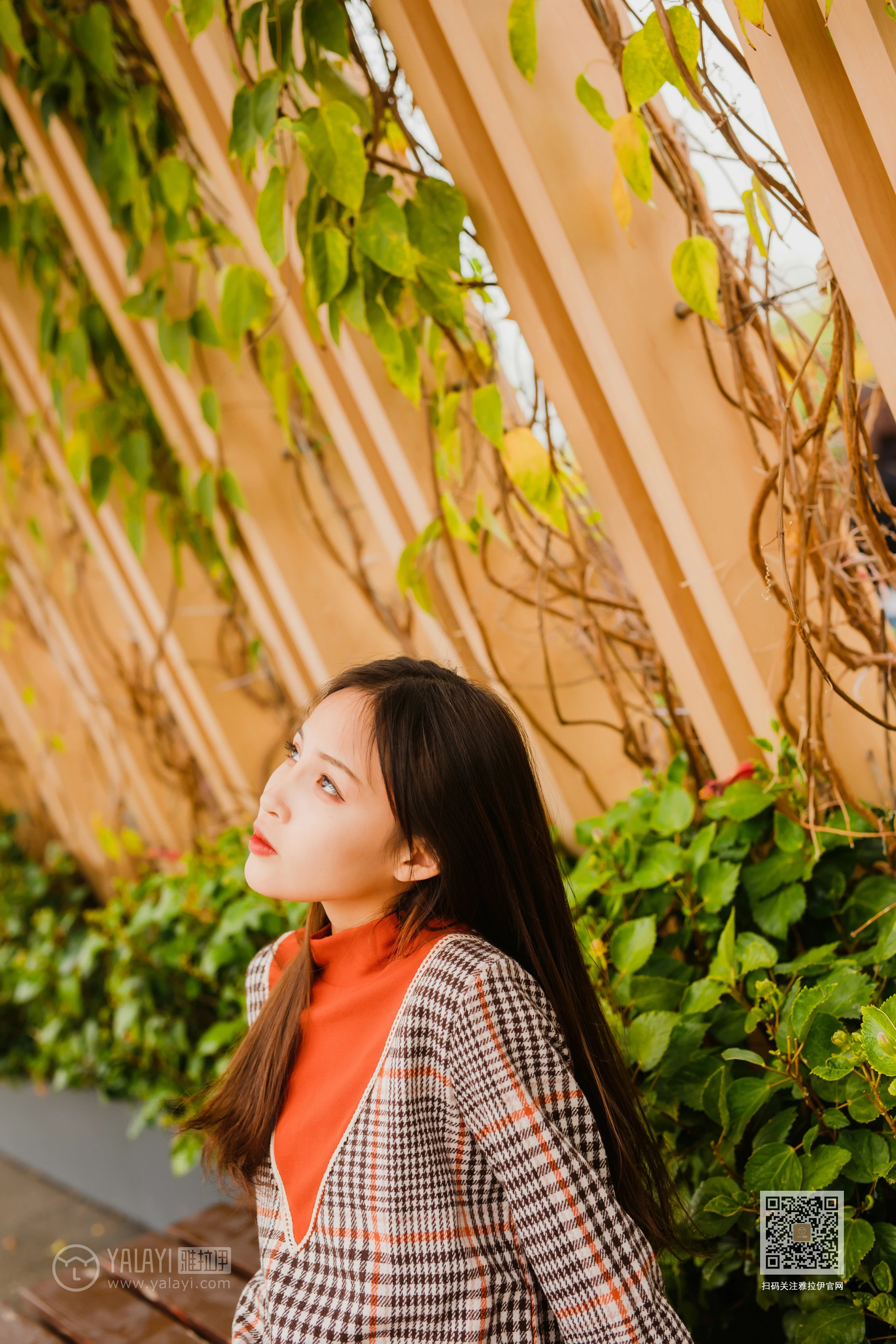 [YALAYI雅拉伊]Vol.543 郊游 小五 连身大衣加灰色长靴清纯私房写真集第11张