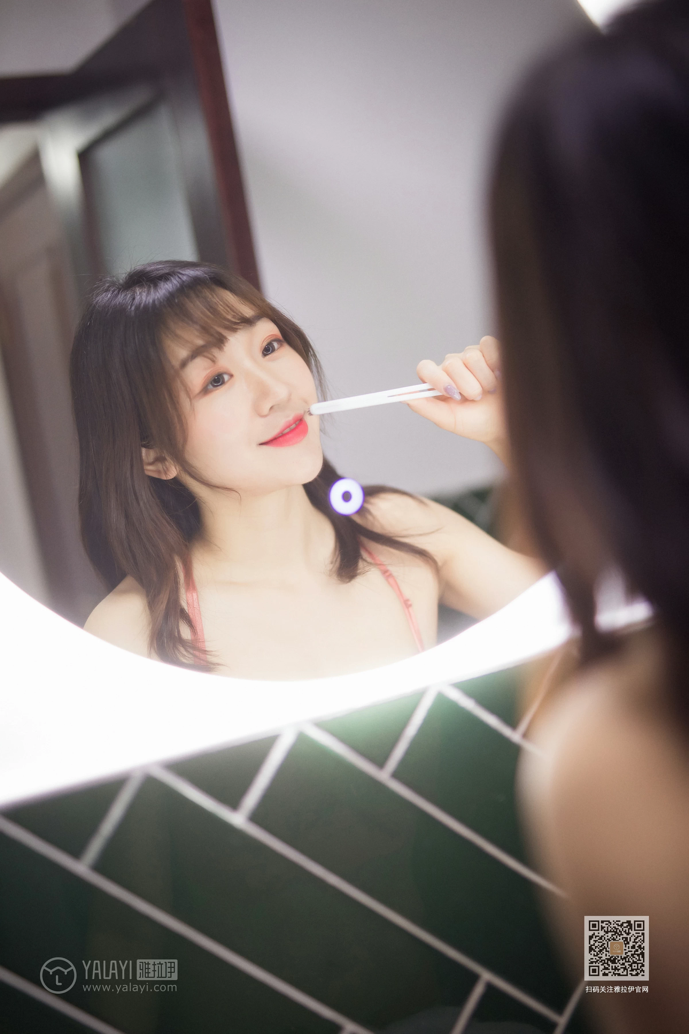 [YALAYI雅拉伊]Vol.551 六十六楼往下看 小颖 红色蕾丝内衣性感私房写真集第2张