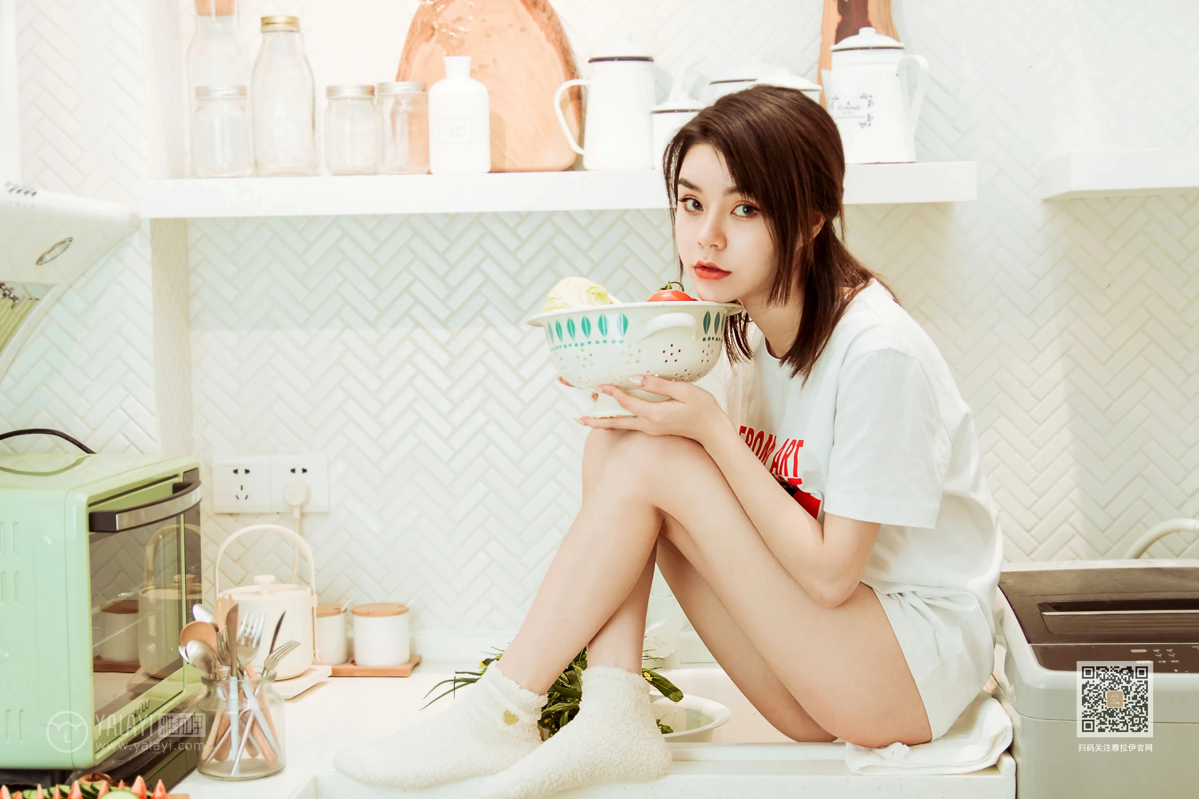 [YALAYI雅拉伊]Vol.554 蓉蓉的瘦身餐 白色短袖加白色蕾丝内裤性感私房写真集第8张