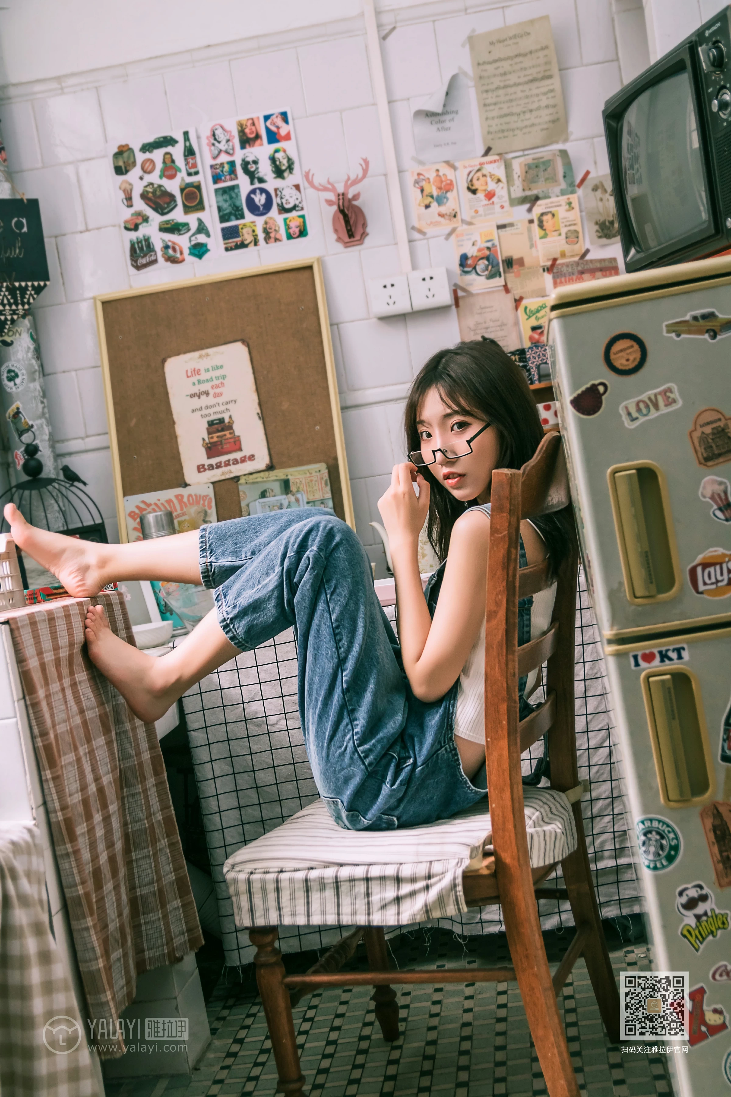 [YALAYI雅拉伊]Vol.559 我的前女友 小乔 背带牛仔连身裤加白色性感小背心私房写真集第6张