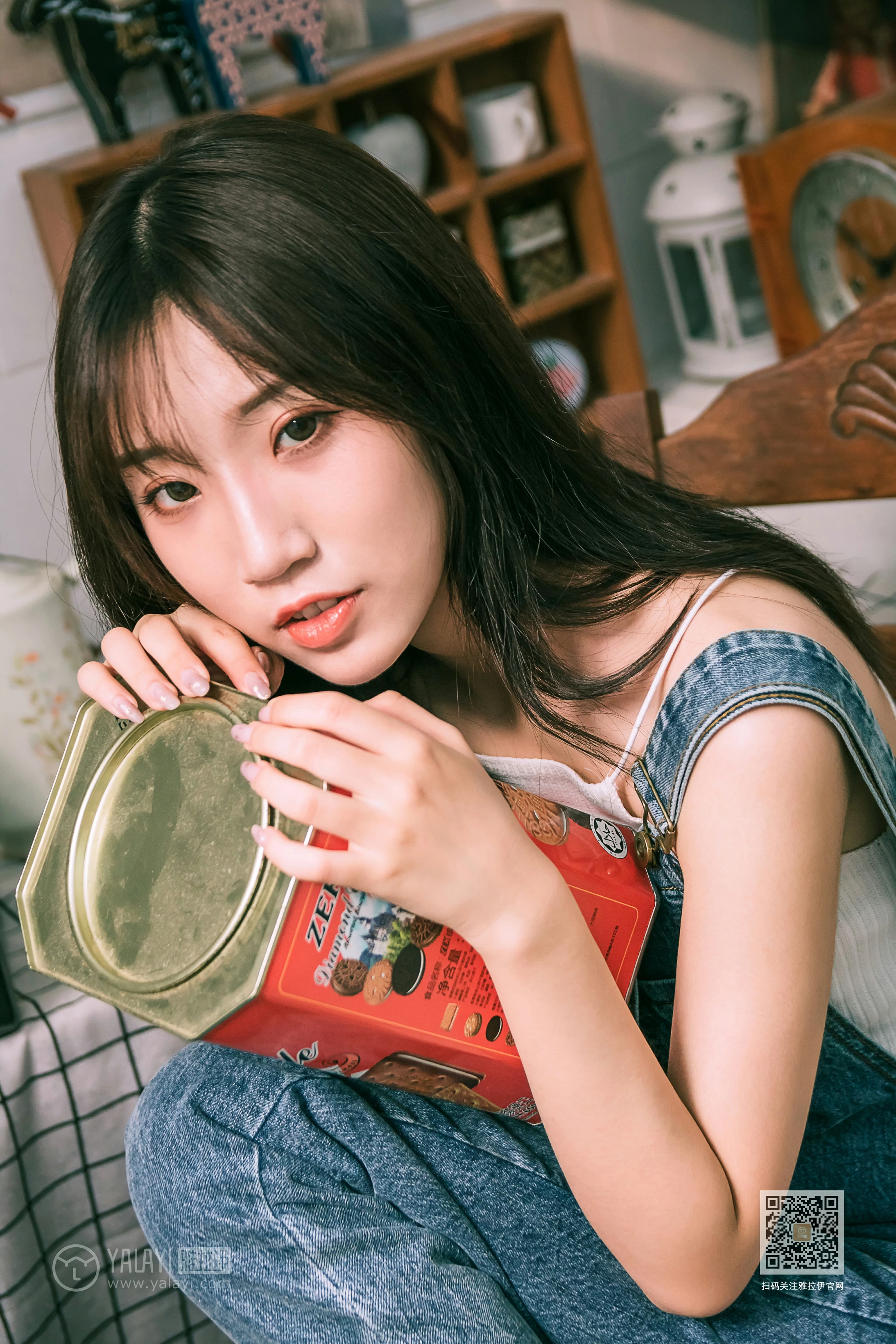 [YALAYI雅拉伊]Vol.559 我的前女友 小乔 背带牛仔连身裤加白色性感小背心私房写真集第9张
