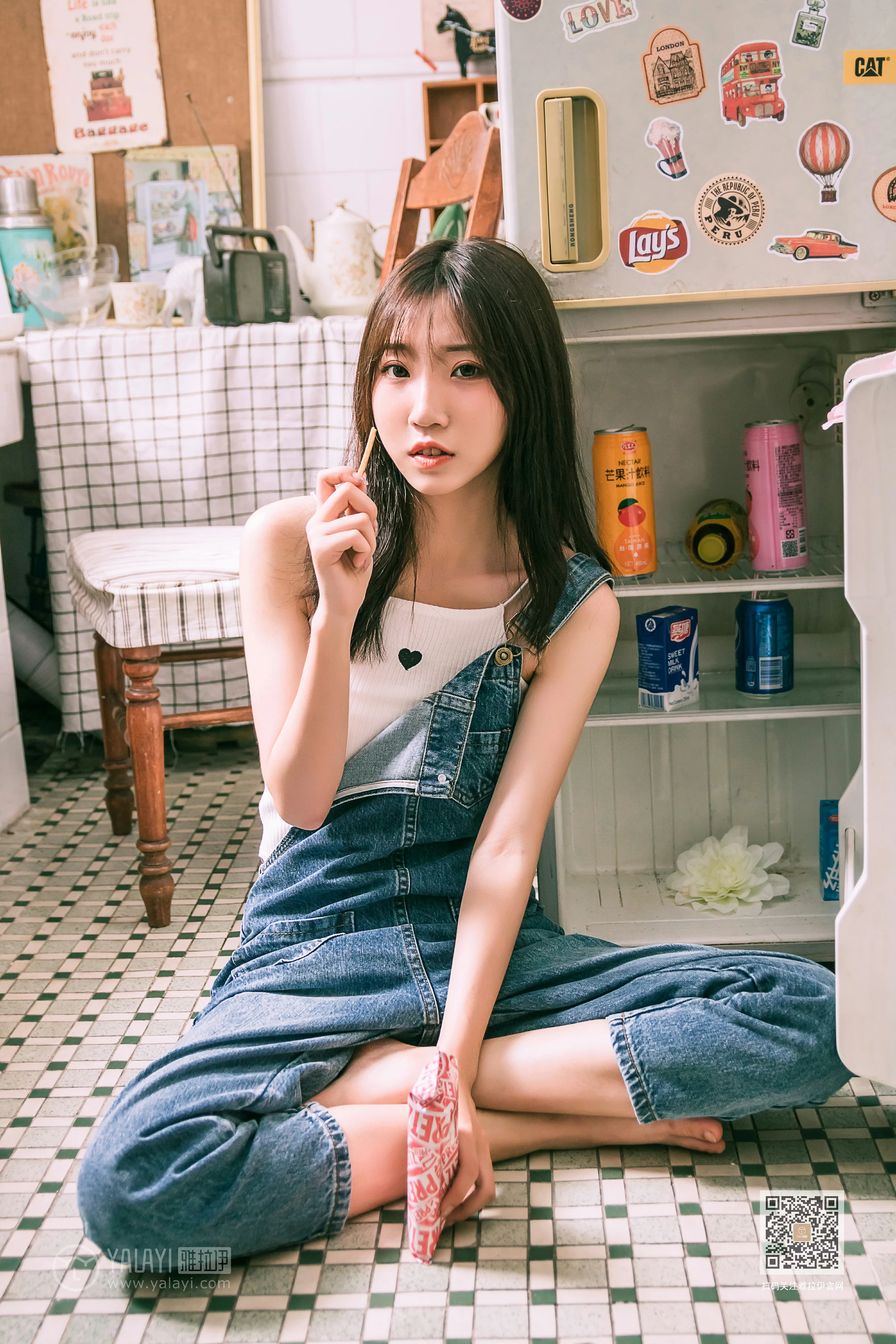 [YALAYI雅拉伊]Vol.559 我的前女友 小乔 背带牛仔连身裤加白色性感小背心私房写真集第11张