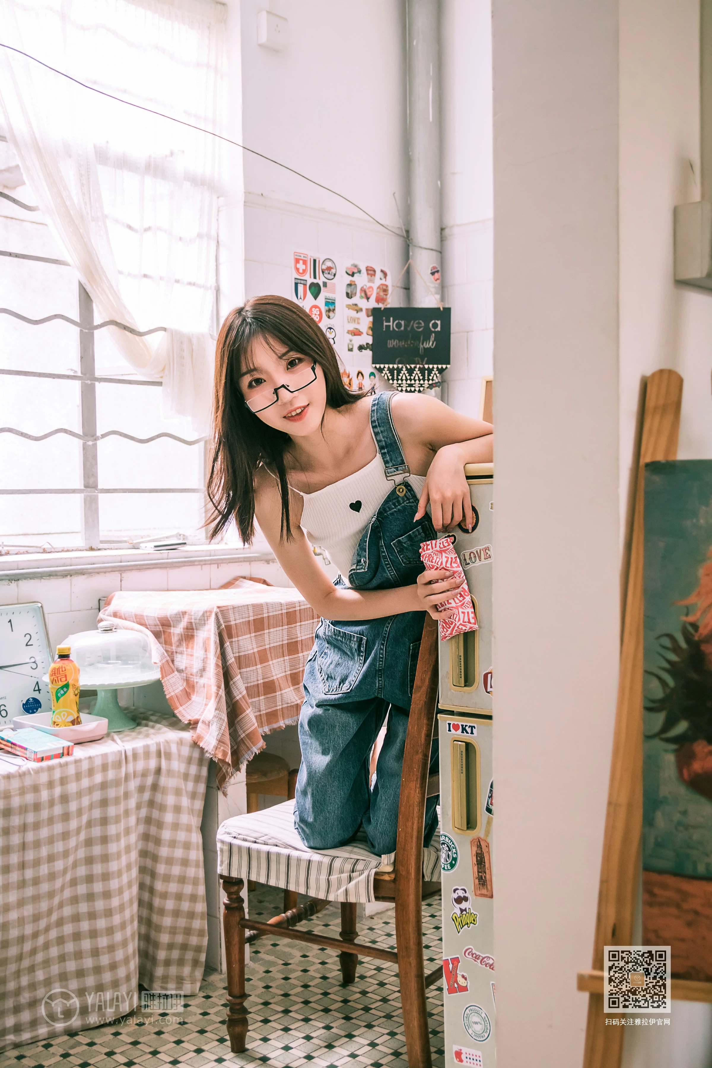 [YALAYI雅拉伊]Vol.559 我的前女友 小乔 背带牛仔连身裤加白色性感小背心私房写真集第14张