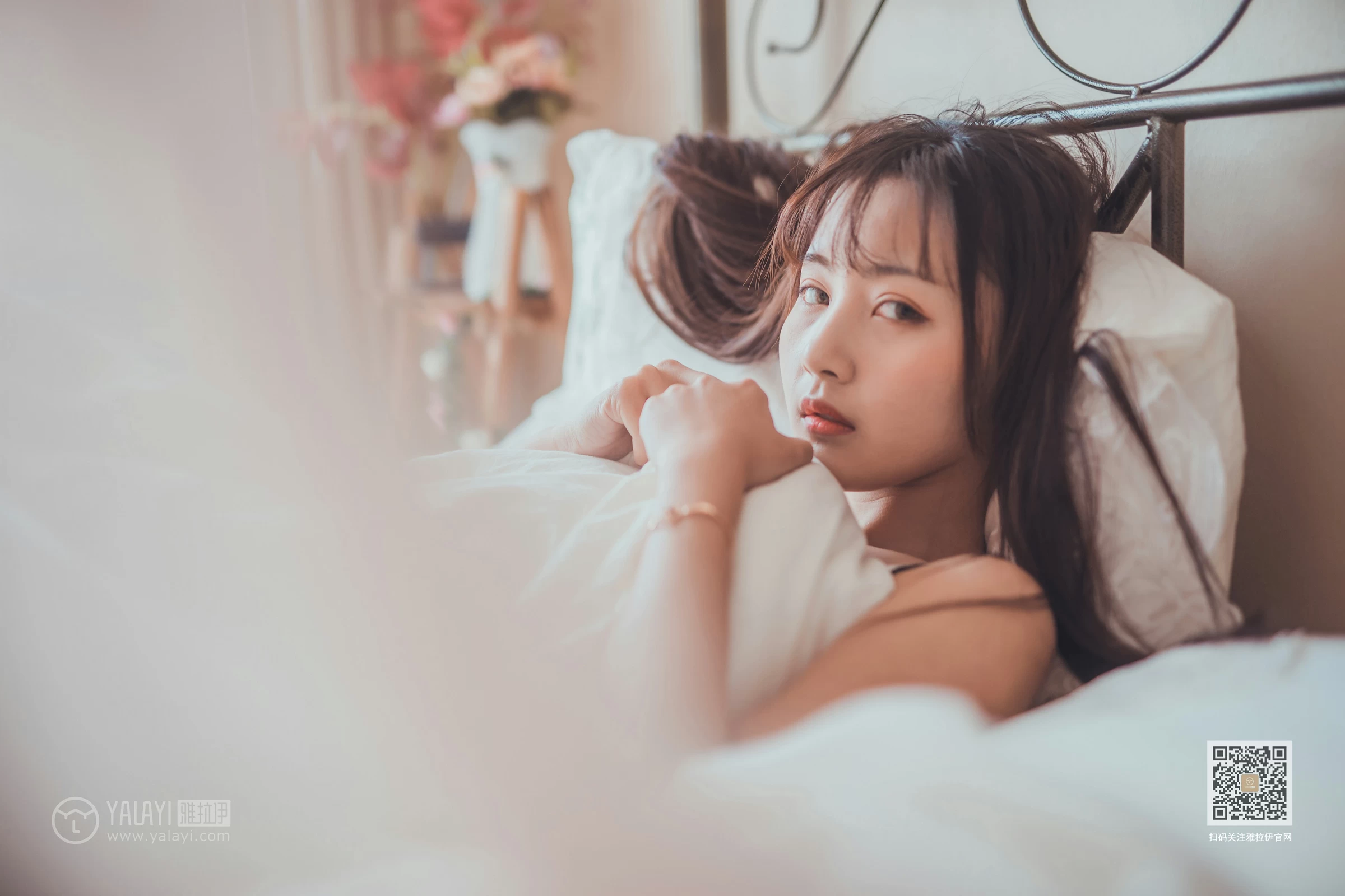 [YALAYI雅拉伊]Vol.581 不想起床 唐芯 白色性感小背心居家私房写真集第3张