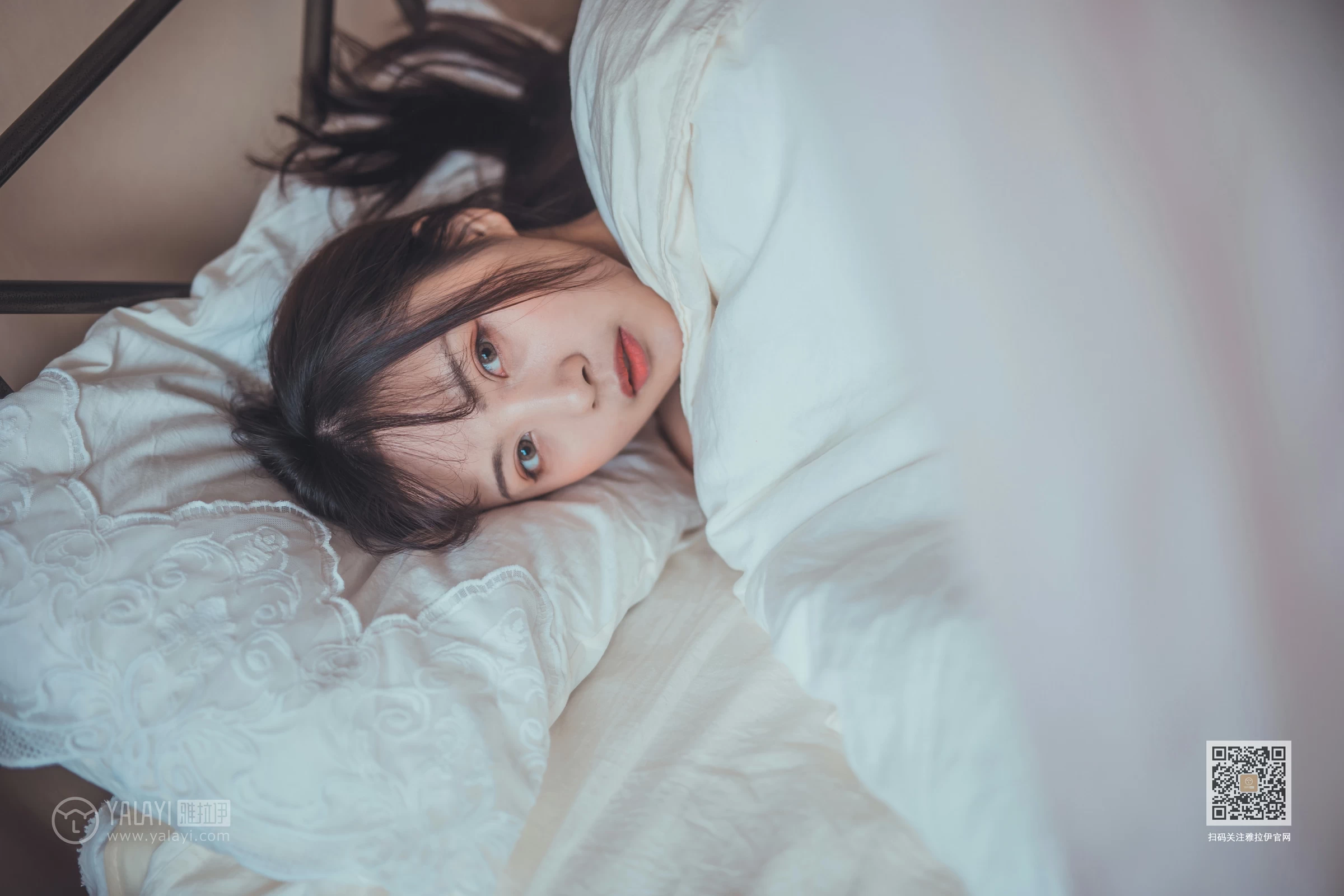 [YALAYI雅拉伊]Vol.581 不想起床 唐芯 白色性感小背心居家私房写真集第4张