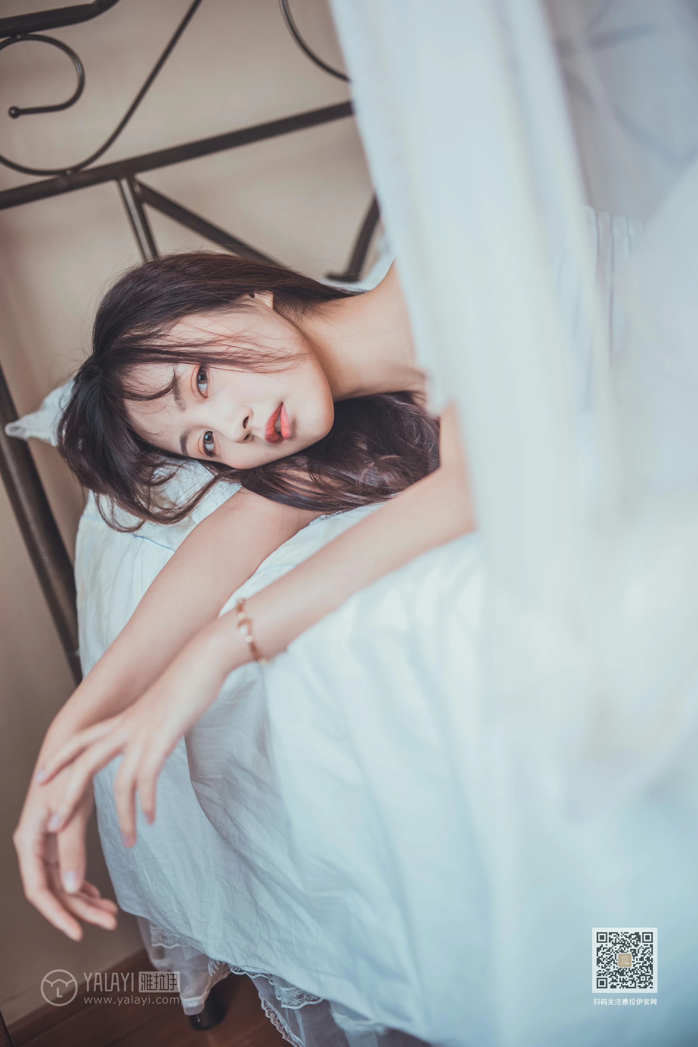 [YALAYI雅拉伊]Vol.581 不想起床 唐芯 白色性感小背心居家私房写真集第7张