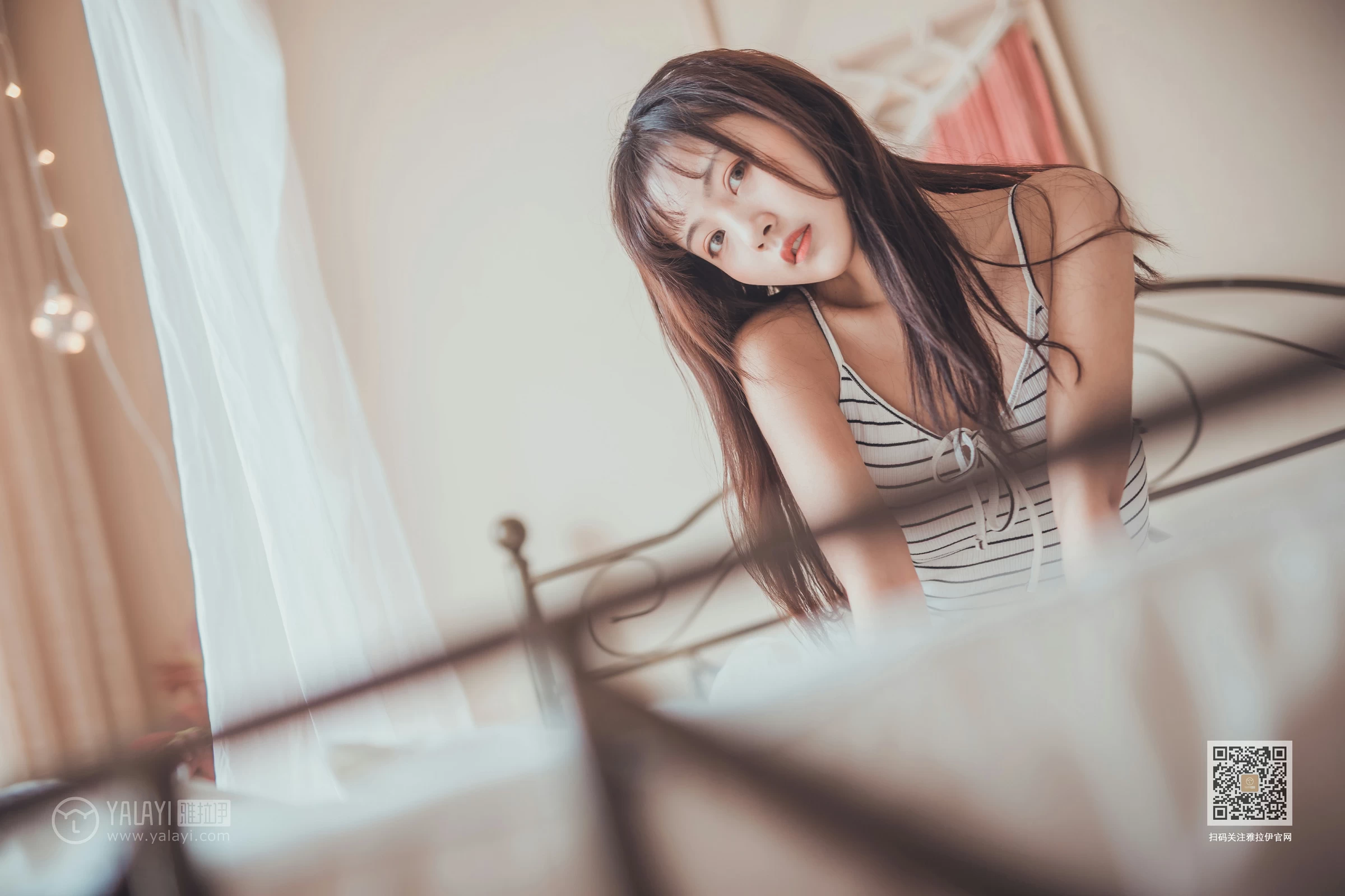 [YALAYI雅拉伊]Vol.581 不想起床 唐芯 白色性感小背心居家私房写真集第14张