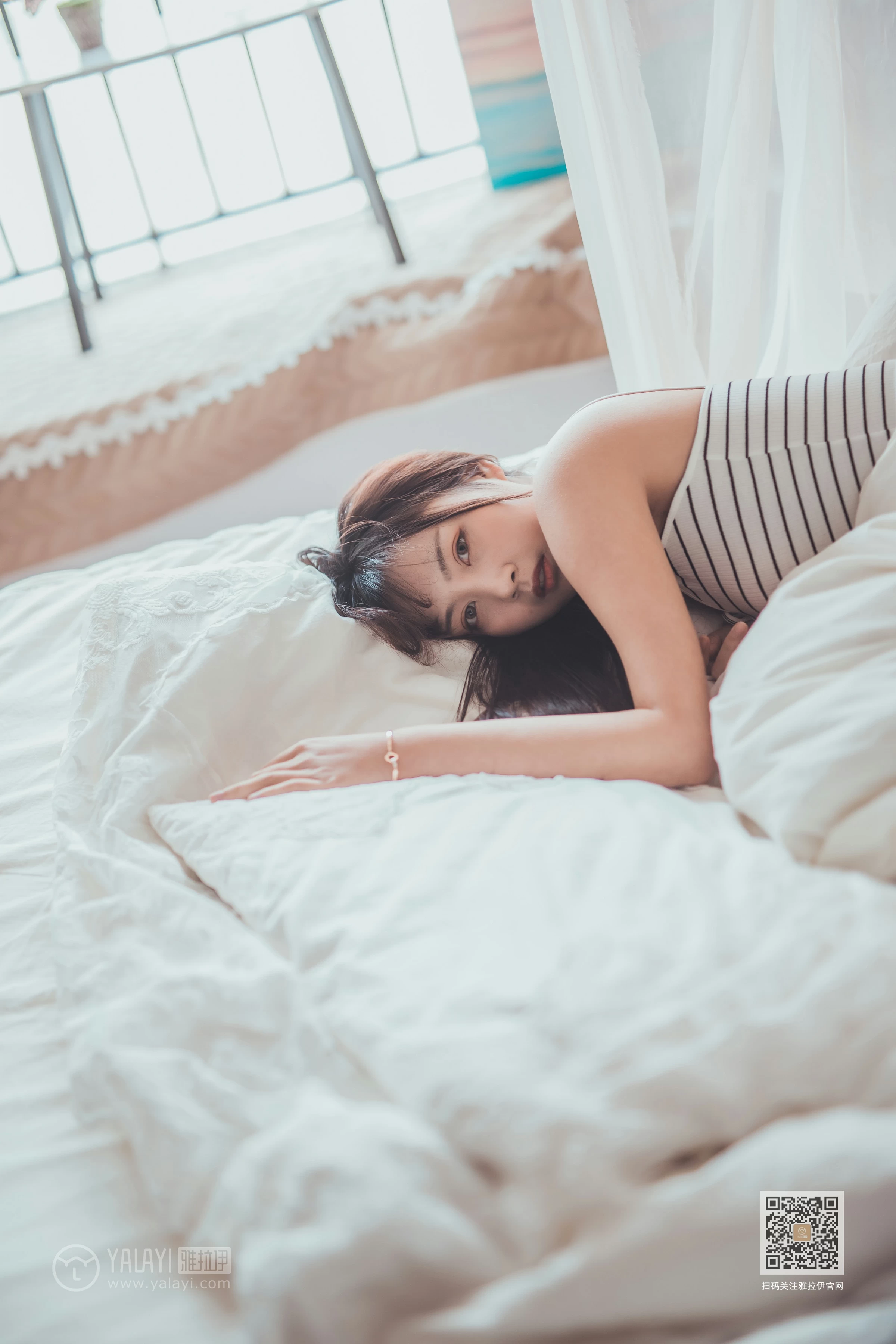 [YALAYI雅拉伊]Vol.581 不想起床 唐芯 白色性感小背心居家私房写真集第14张