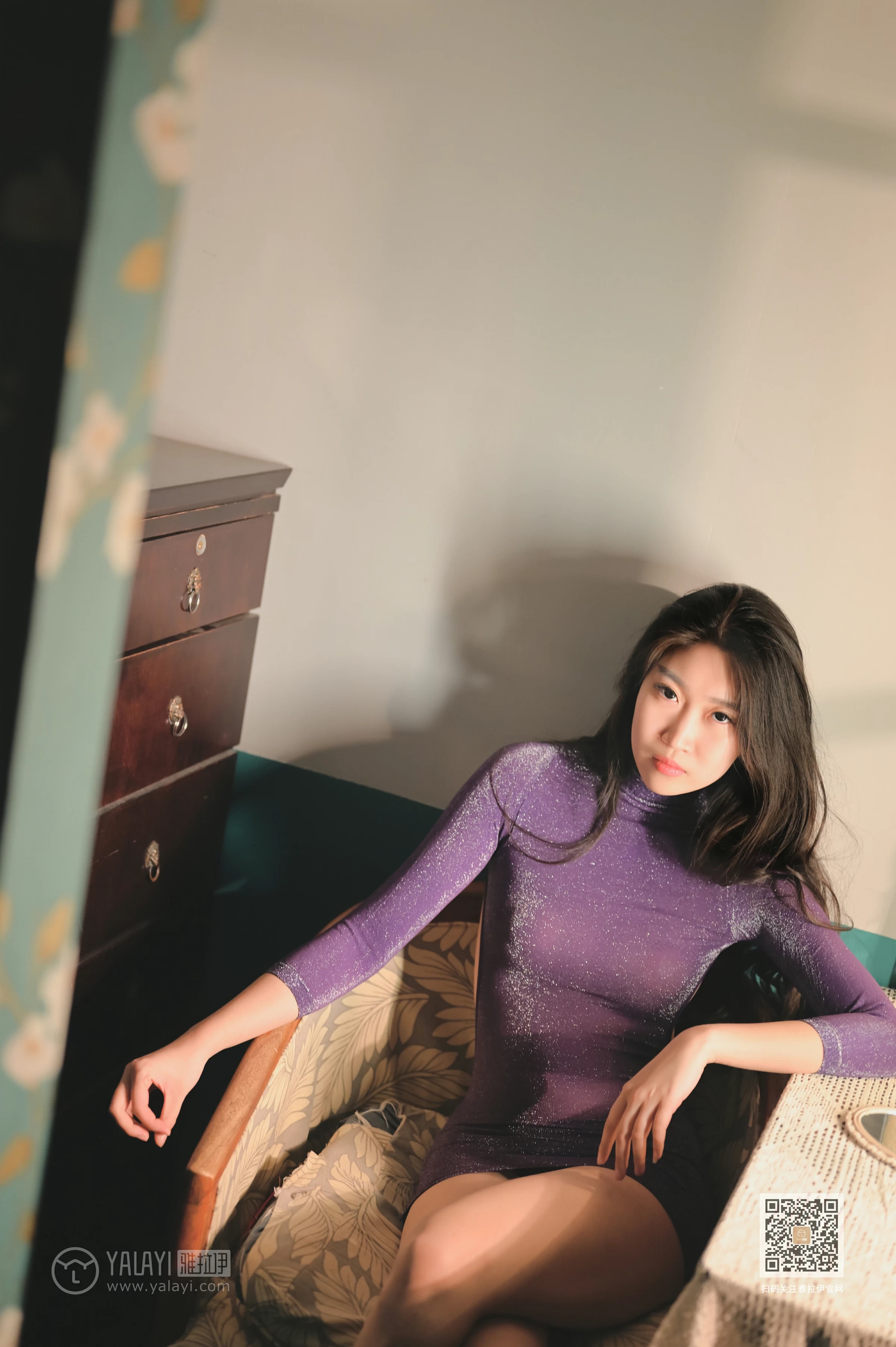 [YALAYI雅拉伊]Vol.583 那一片浓情 玫瑰 紫色紧身裸背连衣裙性感私房写真集第2张
