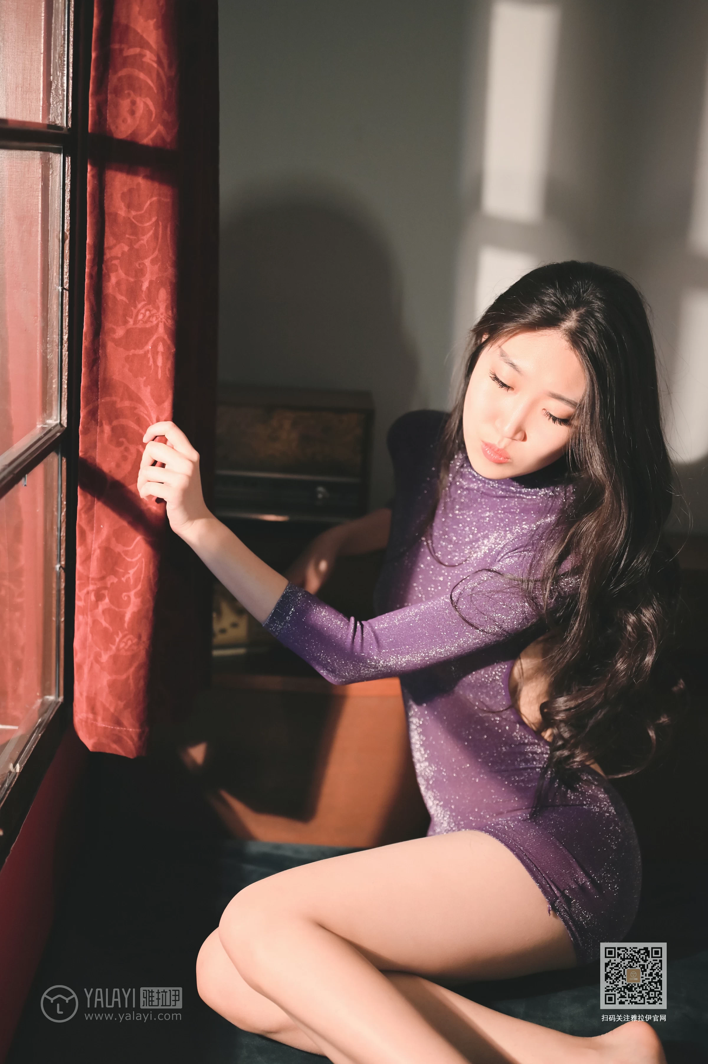 [YALAYI雅拉伊]Vol.583 那一片浓情 玫瑰 紫色紧身裸背连衣裙性感私房写真集第5张