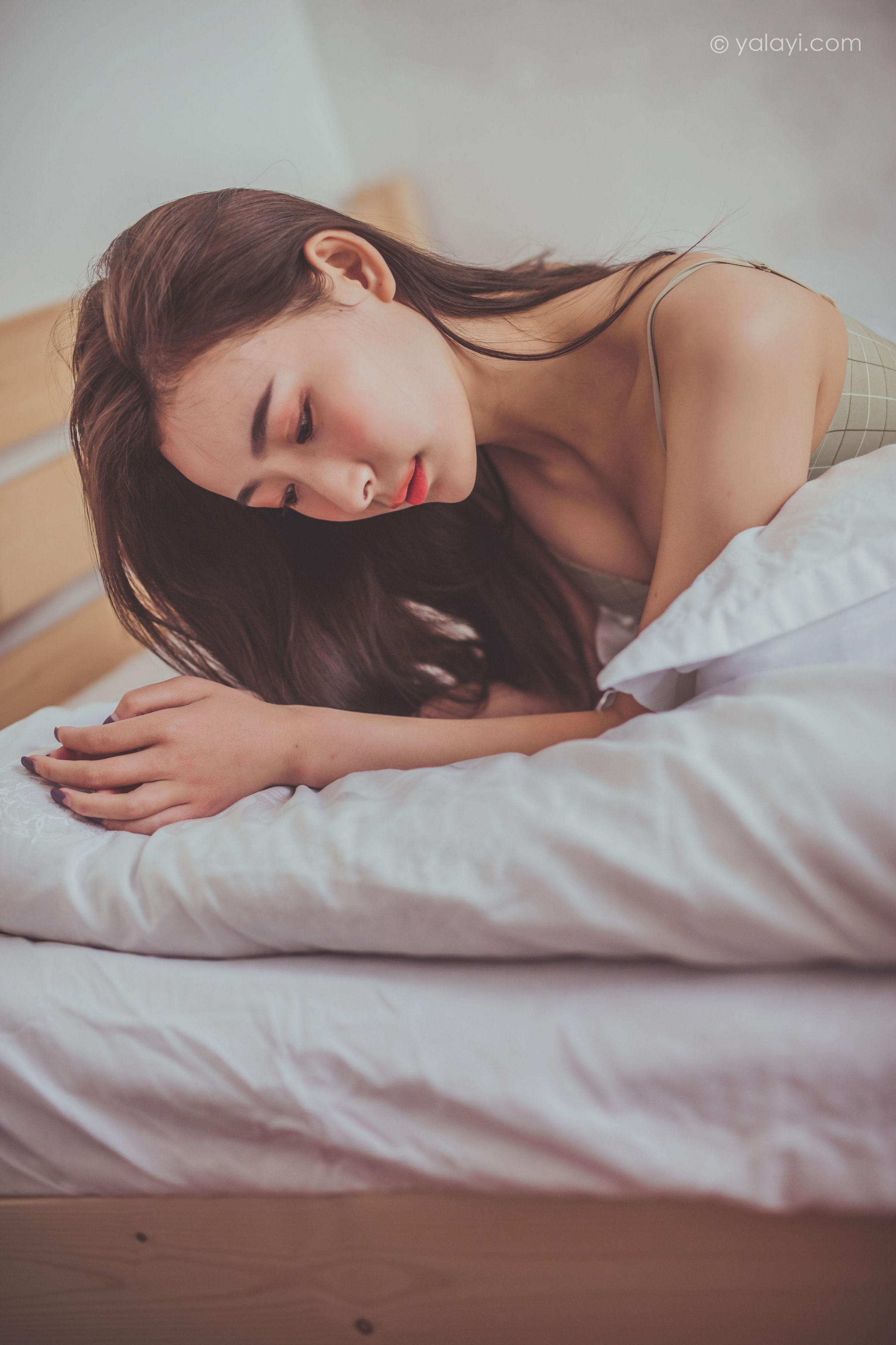 [YALAYI雅拉伊]Vol.587 蜗居 海棠 灰色内衣居家性感私房写真集第7张