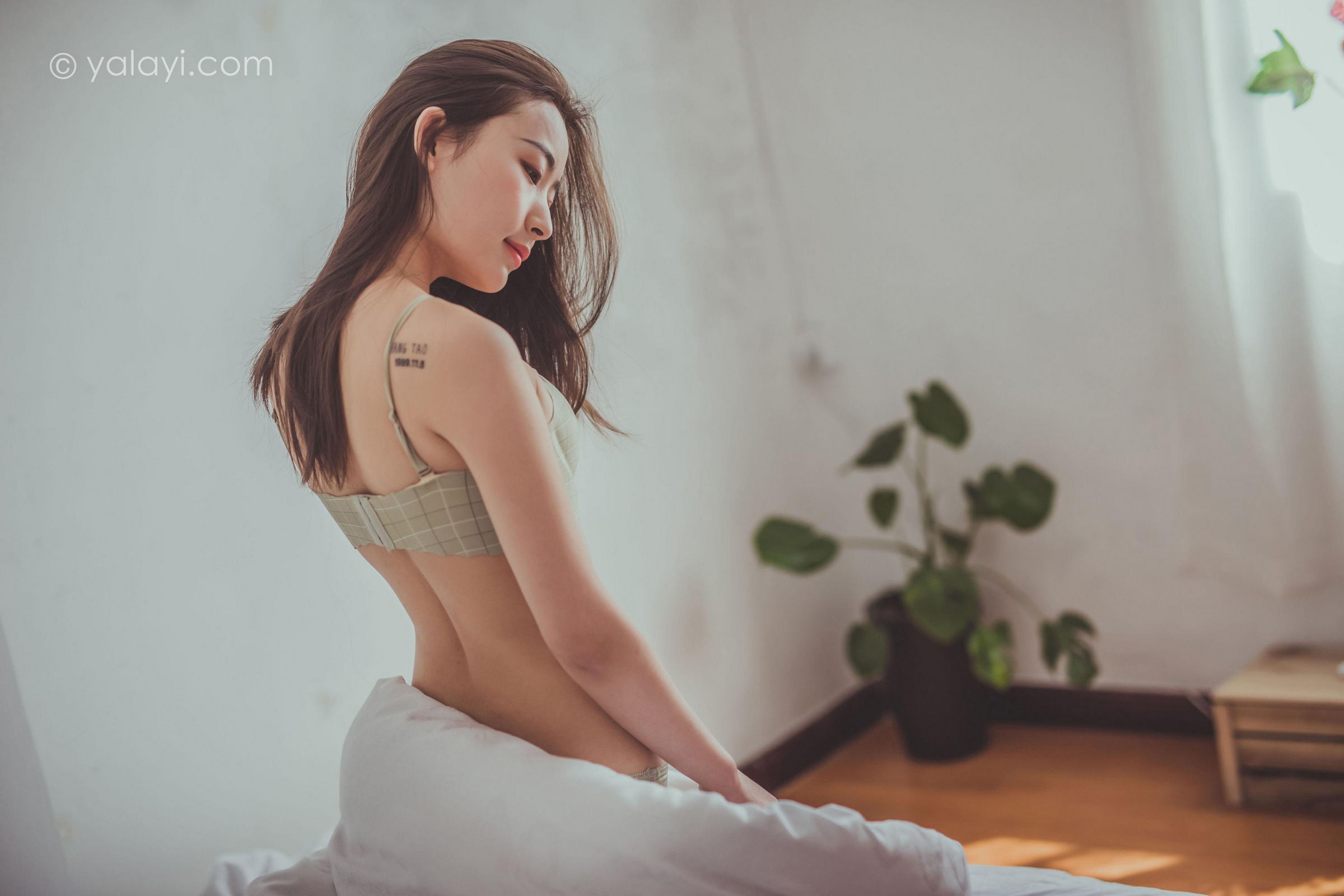 [YALAYI雅拉伊]Vol.587 蜗居 海棠 灰色内衣居家性感私房写真集第9张