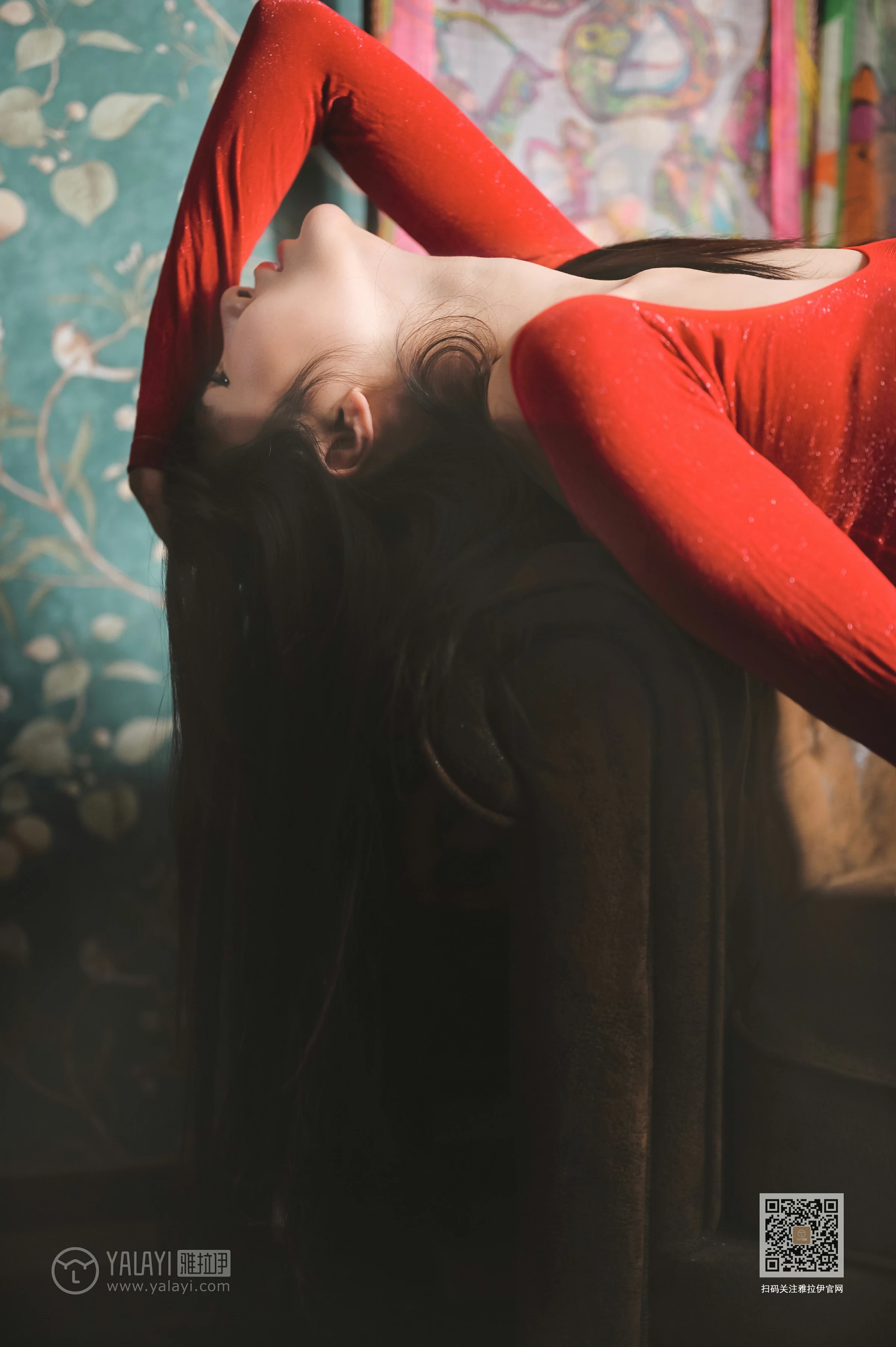 [YALAYI雅拉伊]Vol.589 怒放 斯雯 红色紧身裸背连衣裙居家性感私房写真集第10张
