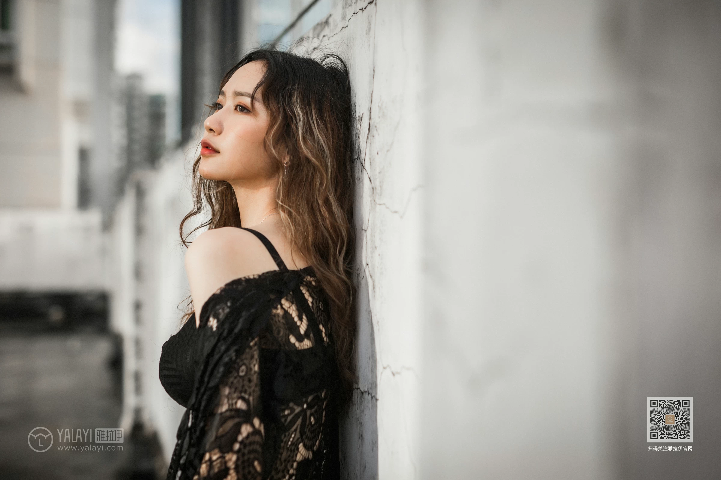 [YALAYI雅拉伊]Vol.590 下坠 晓琳 黑色透视镂空睡衣加黑色蕾丝内衣性感私房写真集第1张