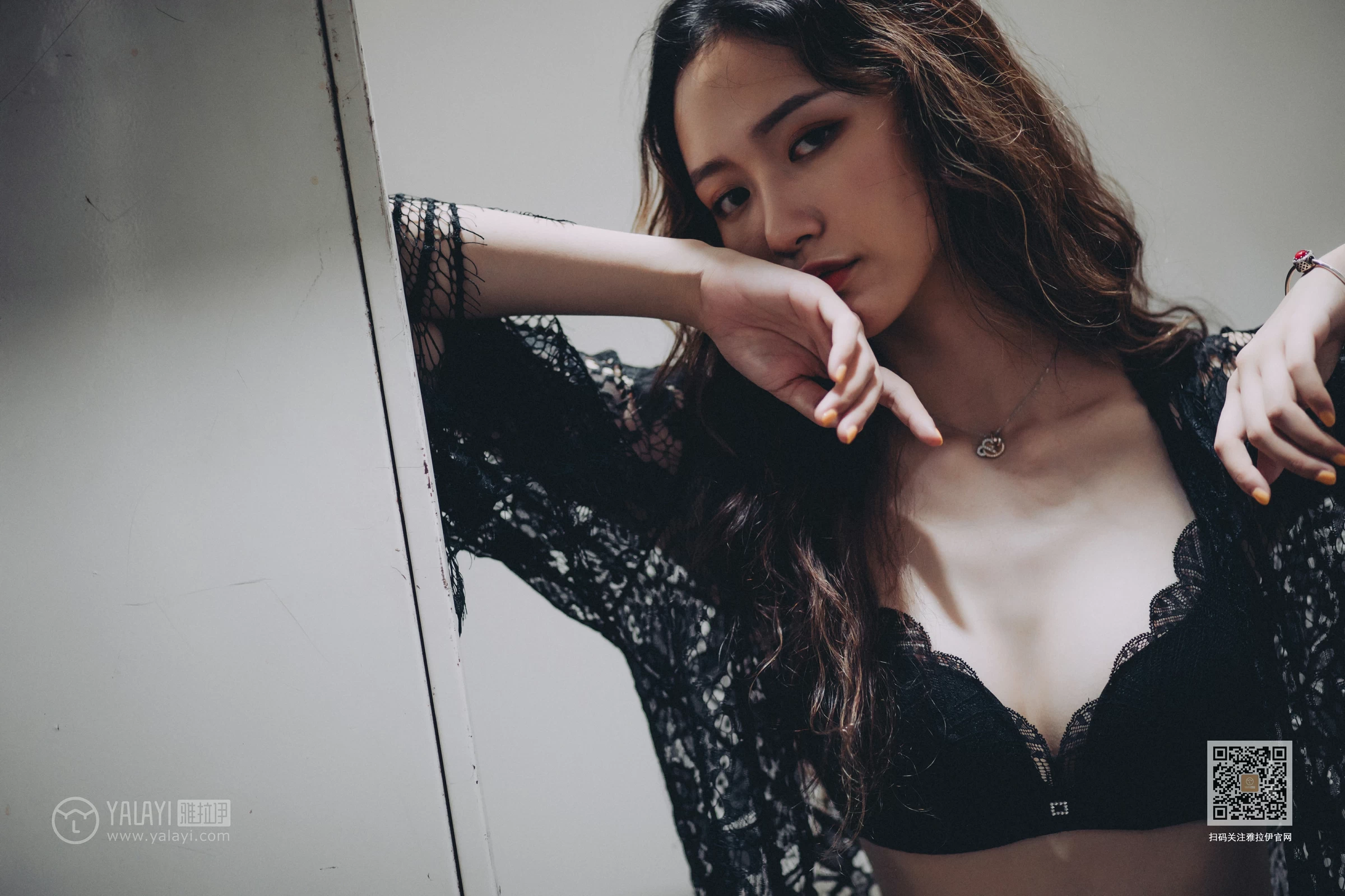 [YALAYI雅拉伊]Vol.590 下坠 晓琳 黑色透视镂空睡衣加黑色蕾丝内衣性感私房写真集第4张