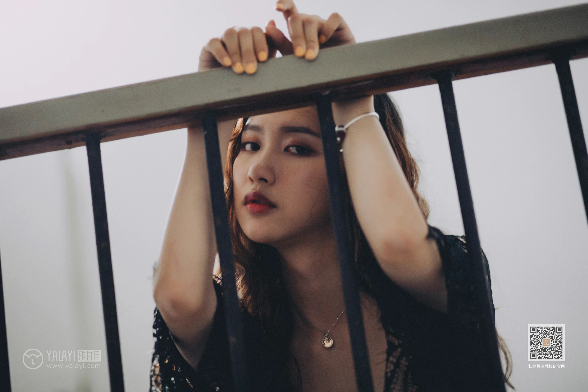 [YALAYI雅拉伊]Vol.590 下坠 晓琳 黑色透视镂空睡衣加黑色蕾丝内衣性感私房写真集第7张