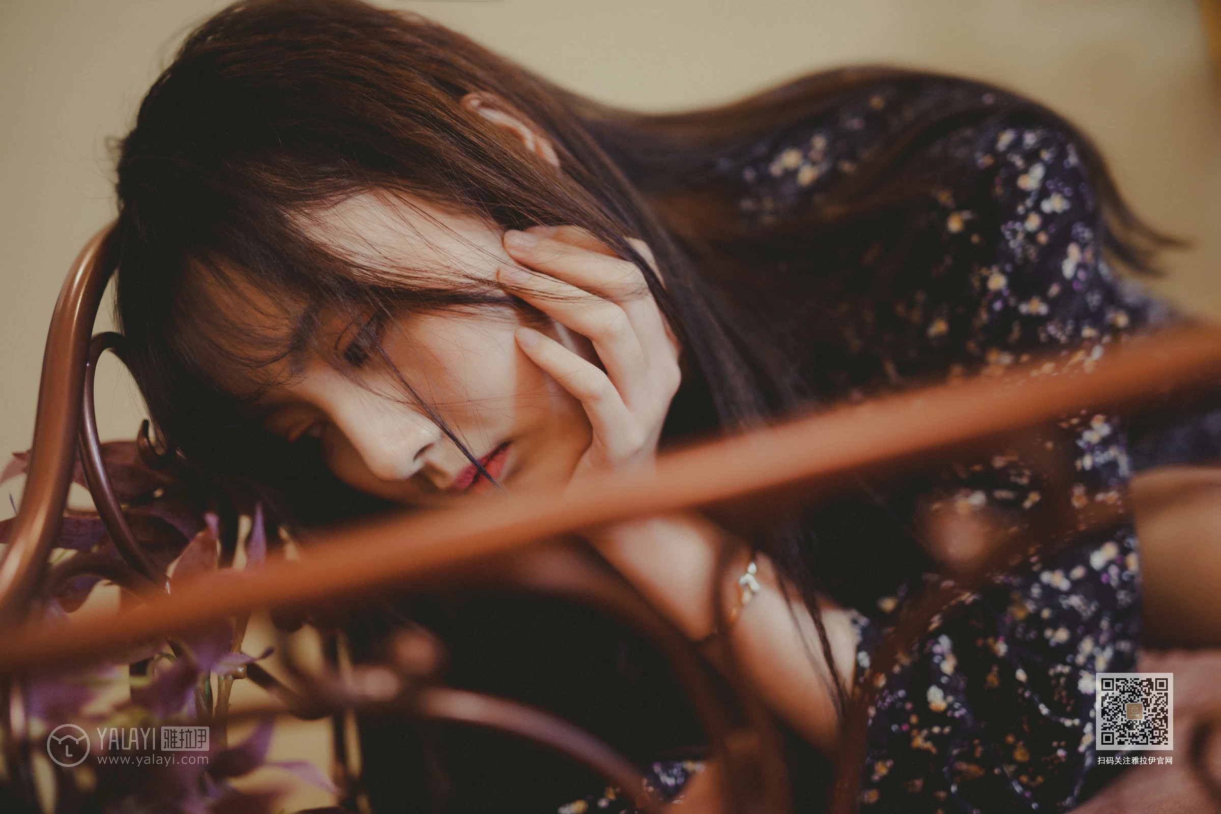 [YALAYI雅拉伊]Vol.593 南方姑娘 唐芯 黑色连衣裙居家私房写真集第14张