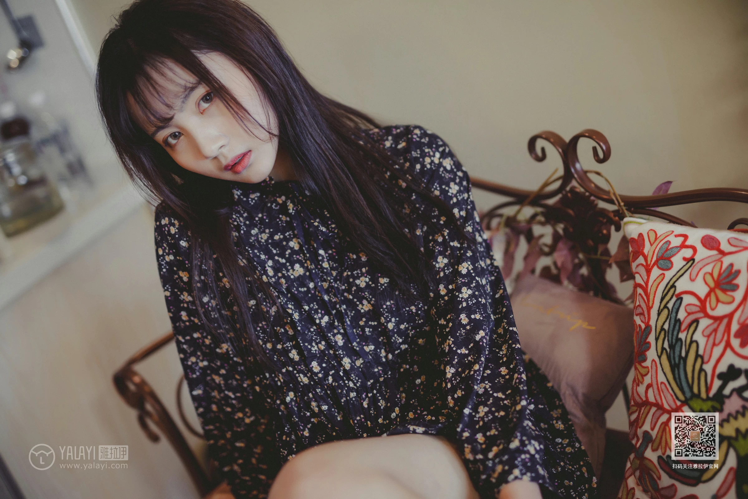 [YALAYI雅拉伊]Vol.593 南方姑娘 唐芯 黑色连衣裙居家私房写真集第5张