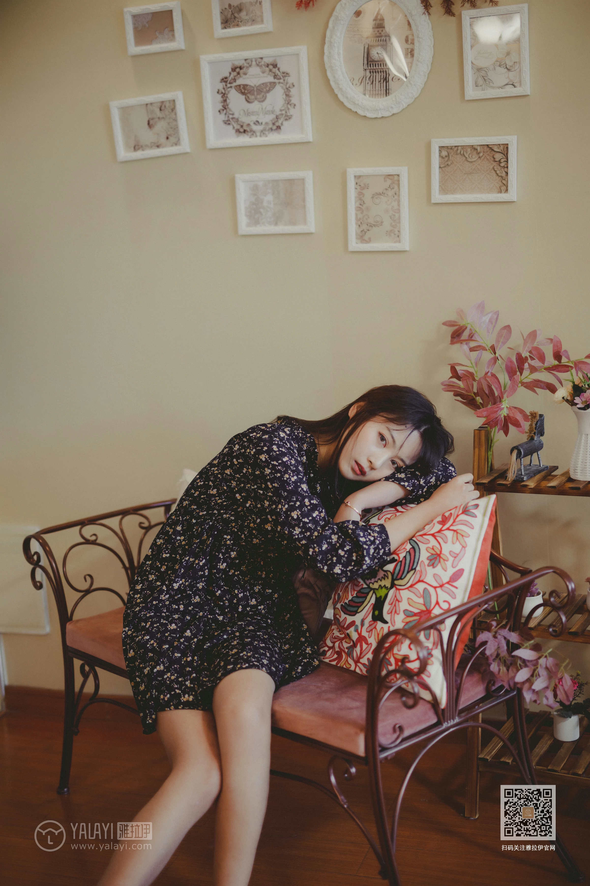[YALAYI雅拉伊]Vol.593 南方姑娘 唐芯 黑色连衣裙居家私房写真集第5张