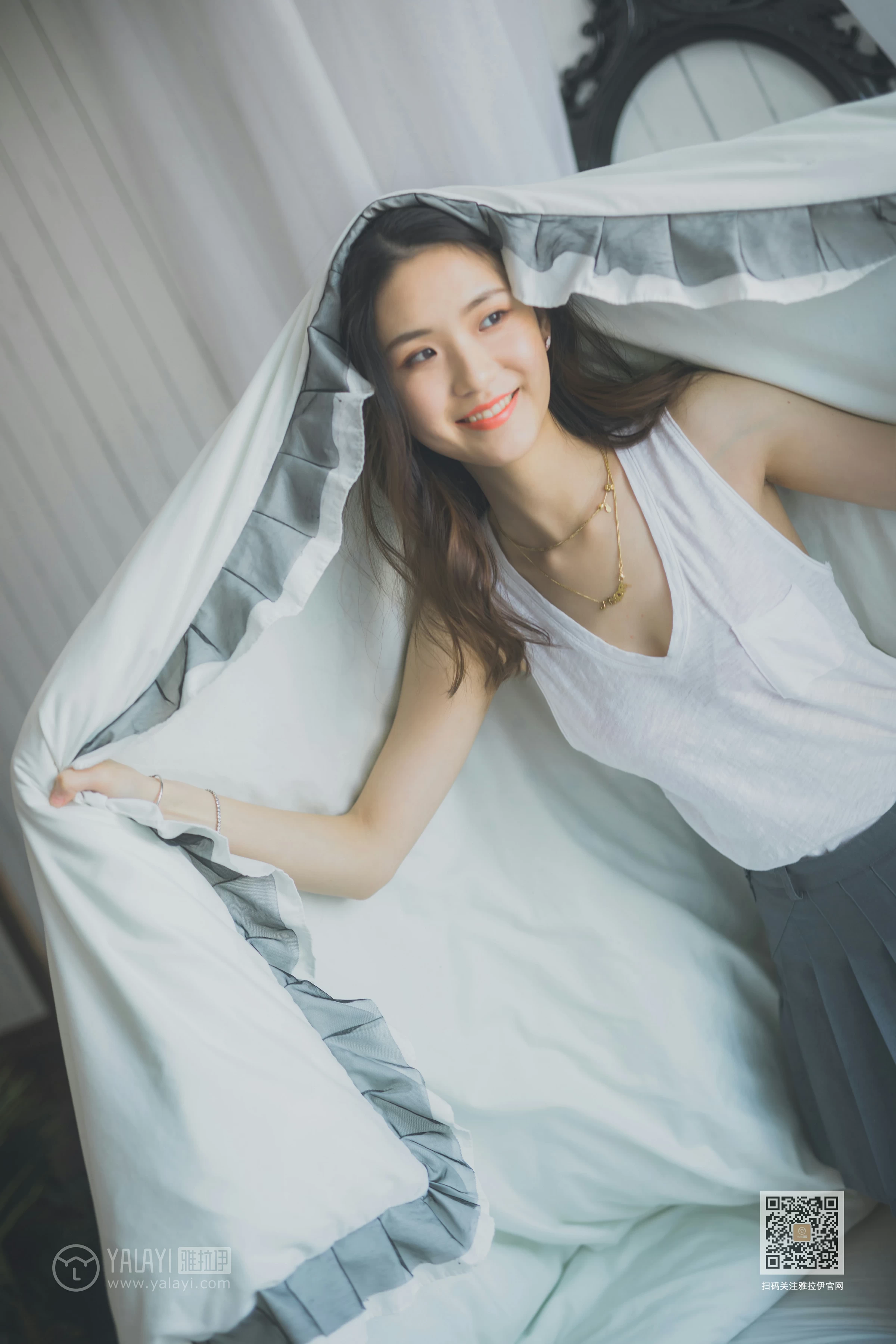 [YALAYI雅拉伊]Vol.596 超床啦！ 尹梦 白色背心加黑色短裙清纯可爱私房写真集第6张