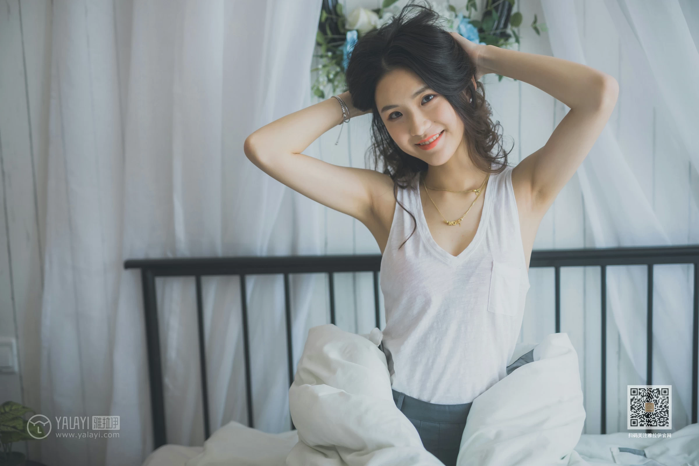[YALAYI雅拉伊]Vol.596 超床啦！ 尹梦 白色背心加黑色短裙清纯可爱私房写真集第7张
