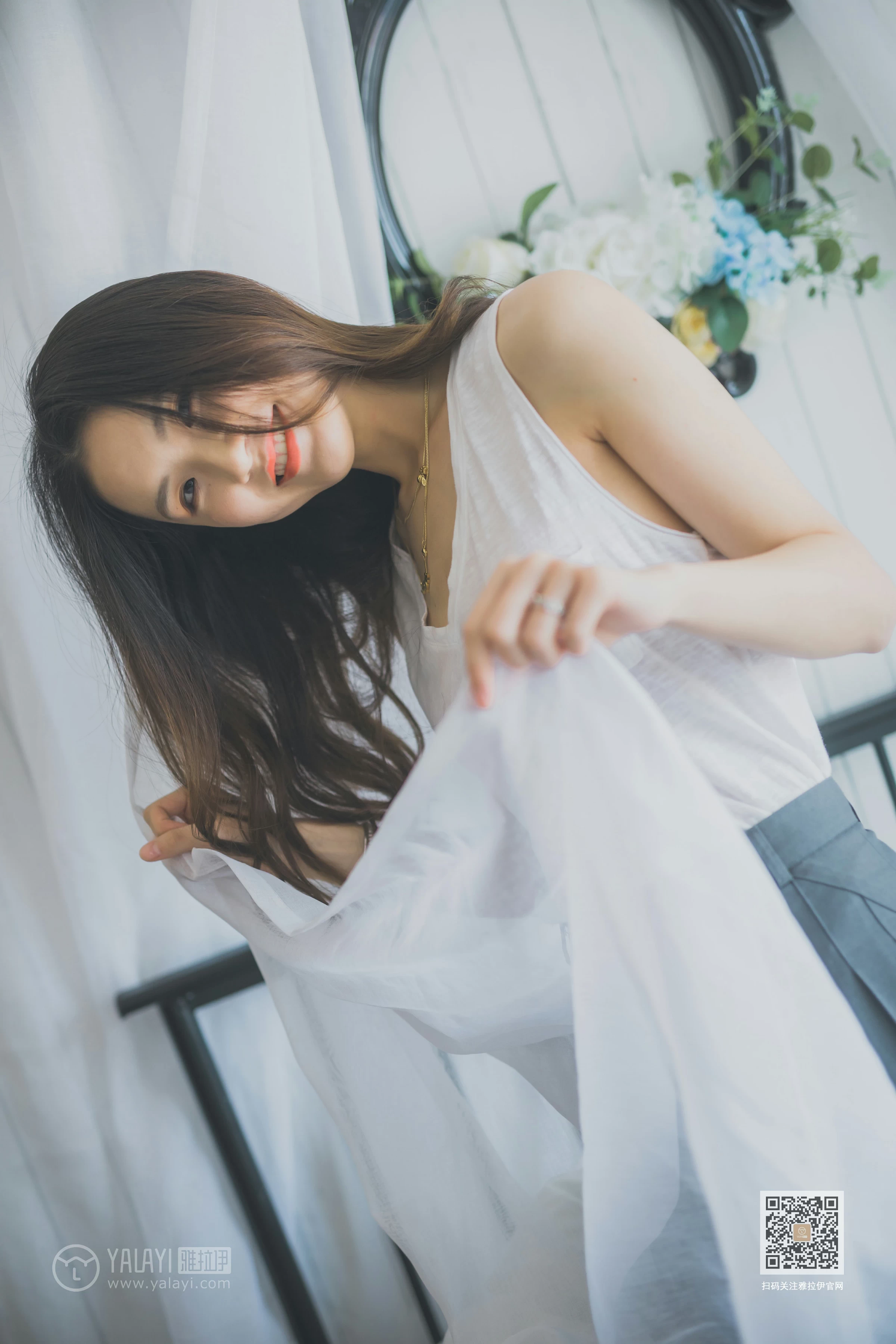 [YALAYI雅拉伊]Vol.596 超床啦！ 尹梦 白色背心加黑色短裙清纯可爱私房写真集第7张