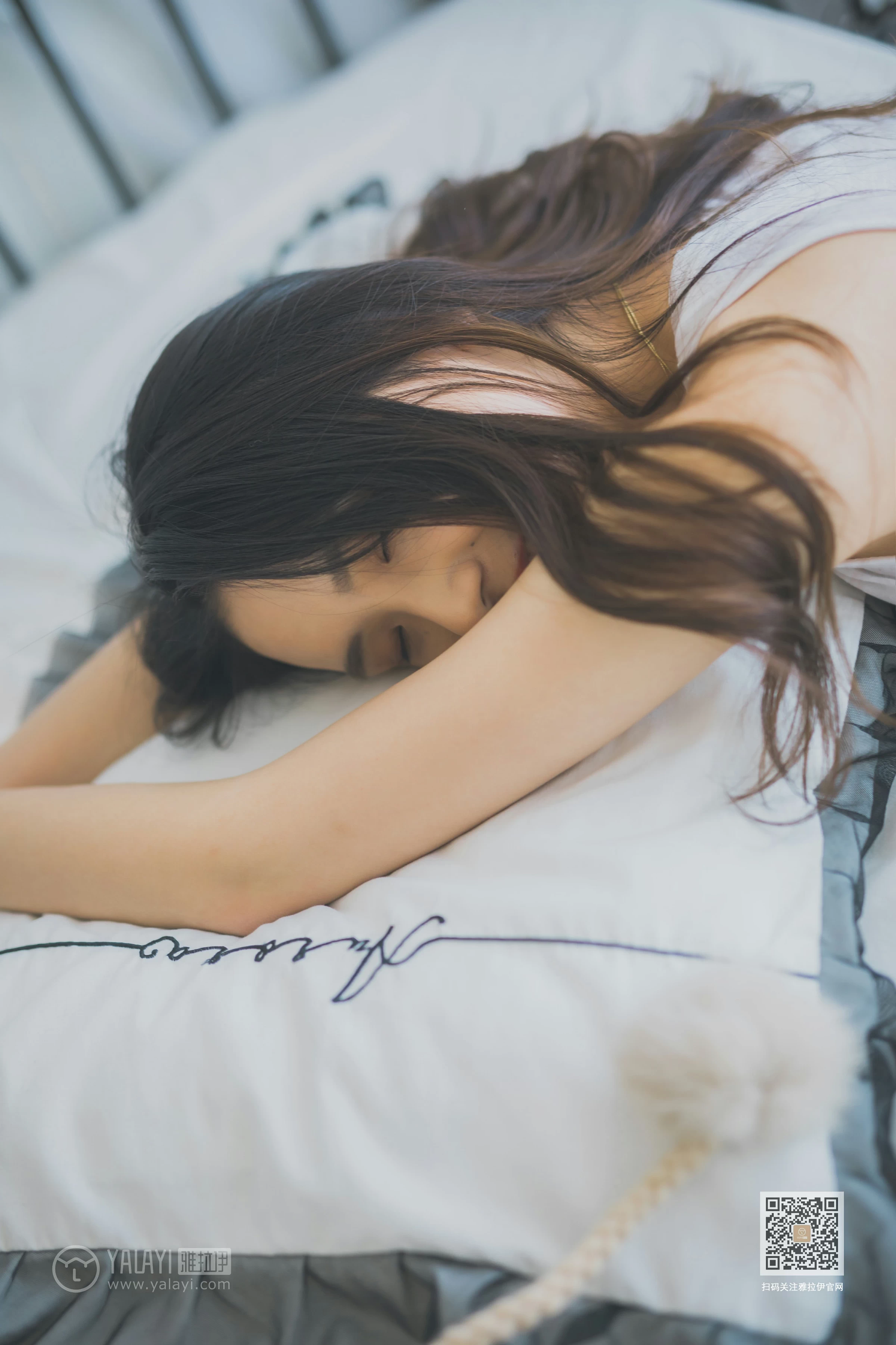 [YALAYI雅拉伊]Vol.596 超床啦！ 尹梦 白色背心加黑色短裙清纯可爱私房写真集第11张
