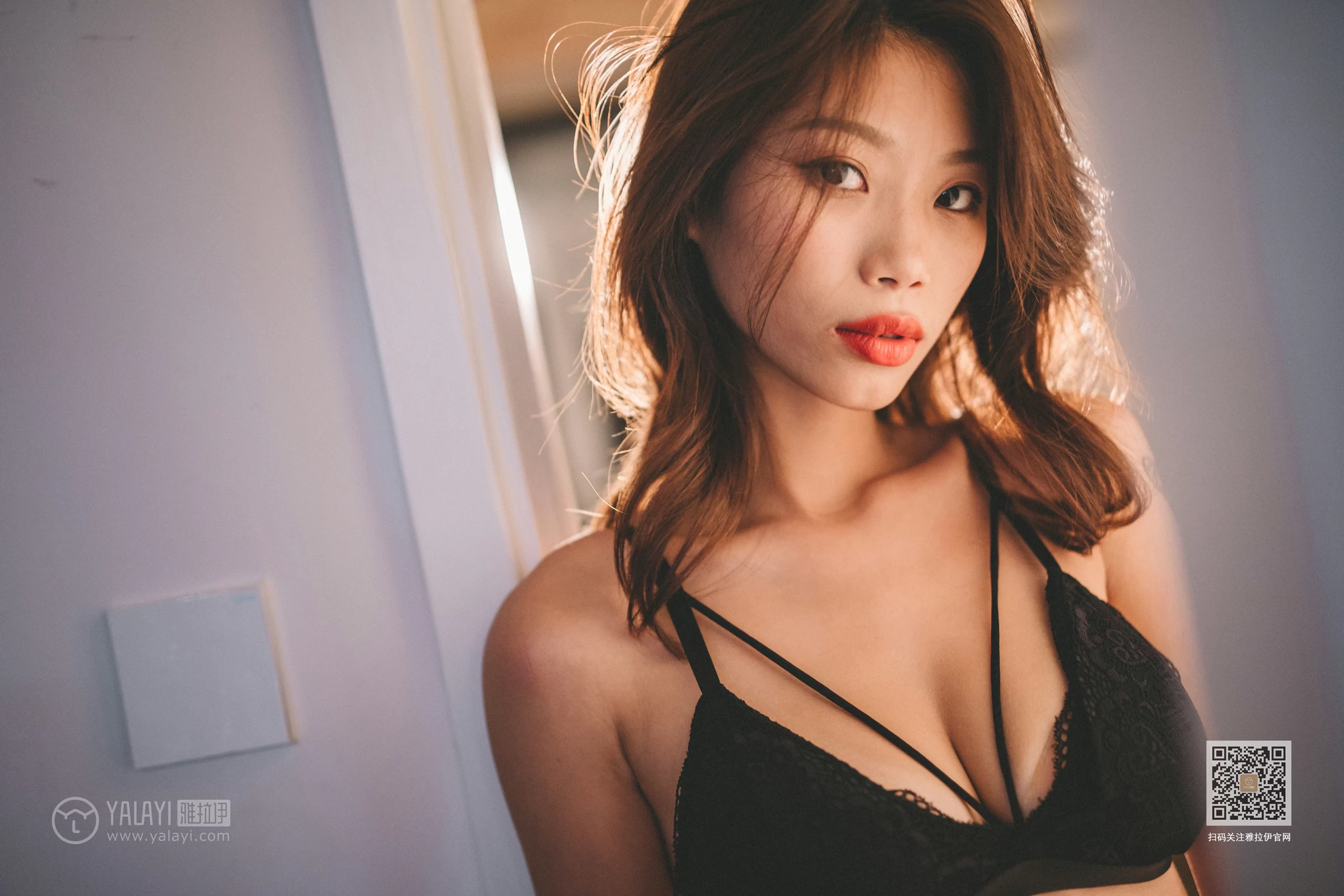 [YALAYI雅拉伊]Vol.598 她们出去了 静初 黑色蕾丝内衣居家性感私房写真集第15张