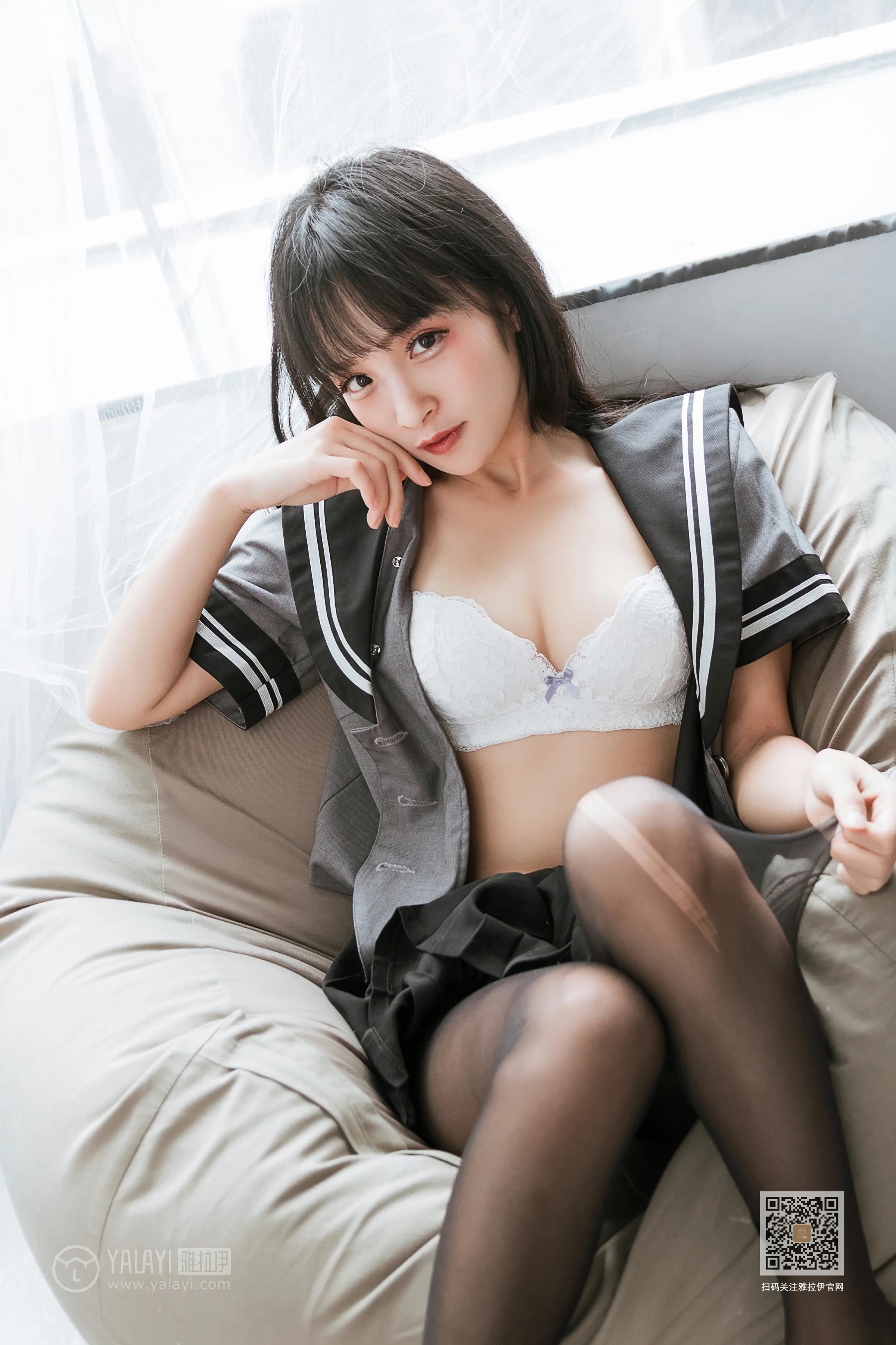 [YALAYI雅拉伊]Vol.600 疯狂的JK学妹 艾丽 灰色制服与黑色短裙加黑丝美腿性感私房写真集第10张