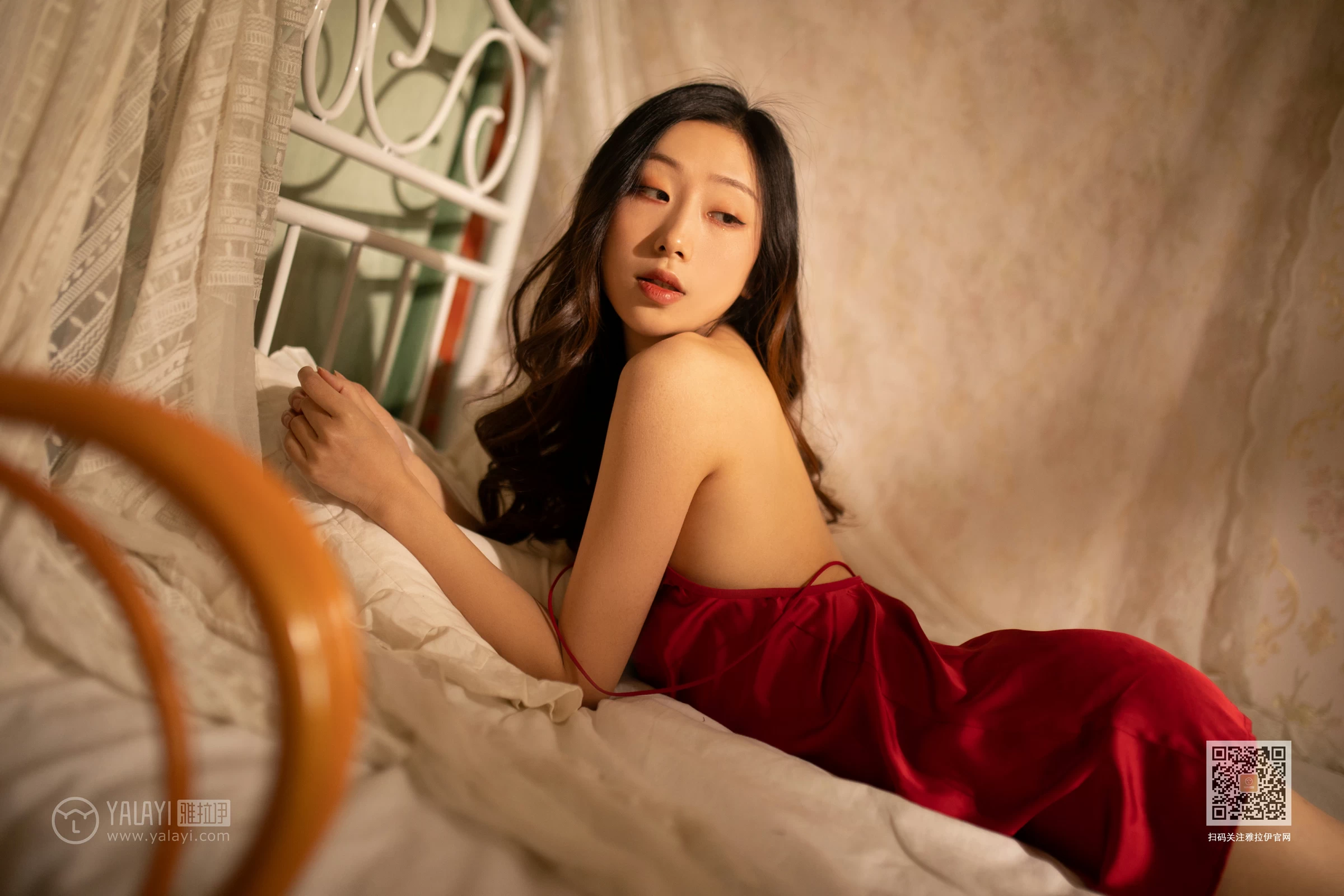 [YALAYI雅拉伊]NO.605 《茉莉》 晓琪 白色透视情趣内衣与红色吊带睡衣性感私房写真集第10张