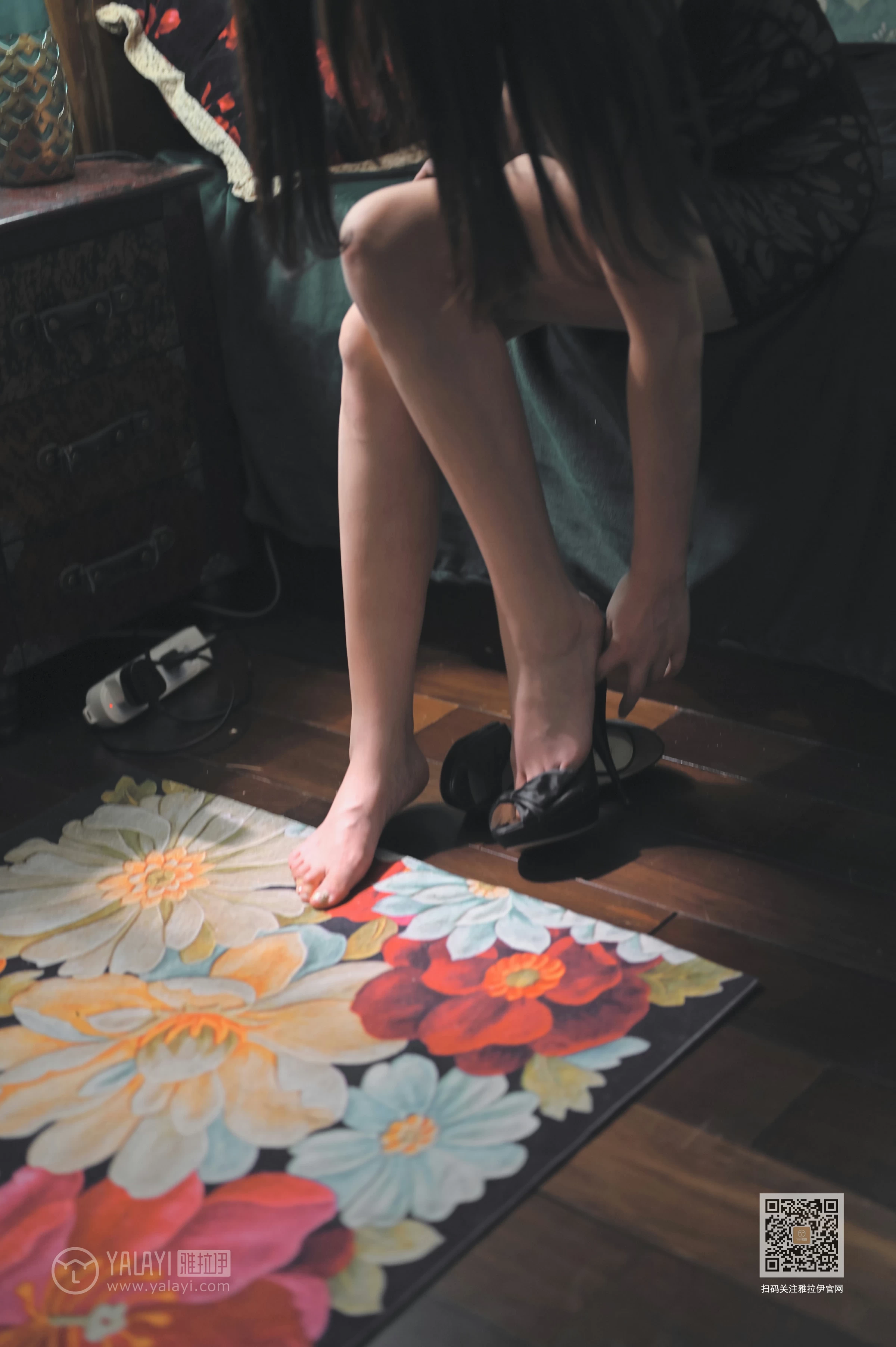 [YALAYI雅拉伊]NO.608 《怪你过份撩人》 斯雯 黑色紧身透视抹胸裙性感私房写真集第3张