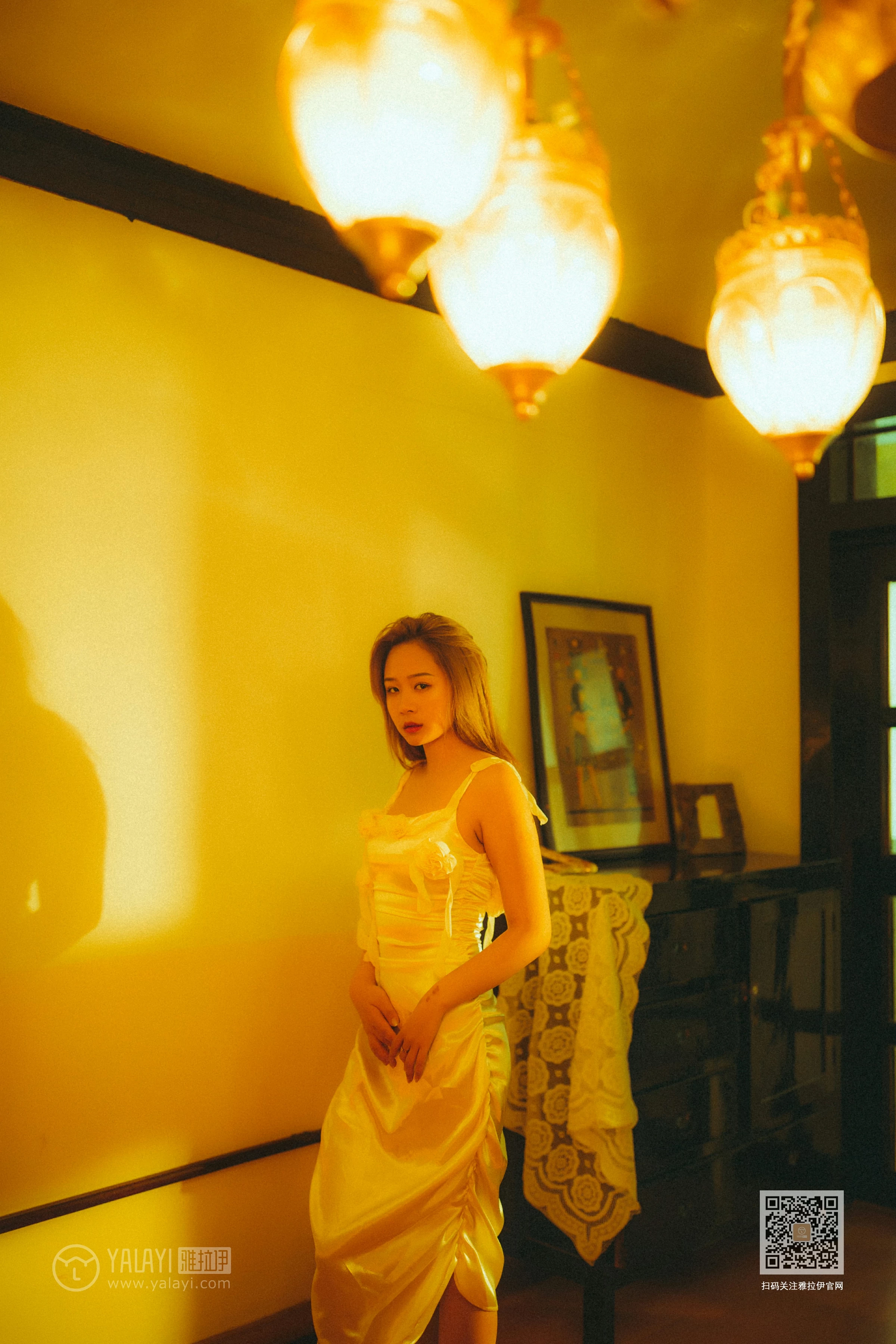 [YALAYI雅拉伊]NO.613 《对着暮光呢喃》 岳璐璐 白色吊带睡衣裙加白色内衣性感私房写真集第2张