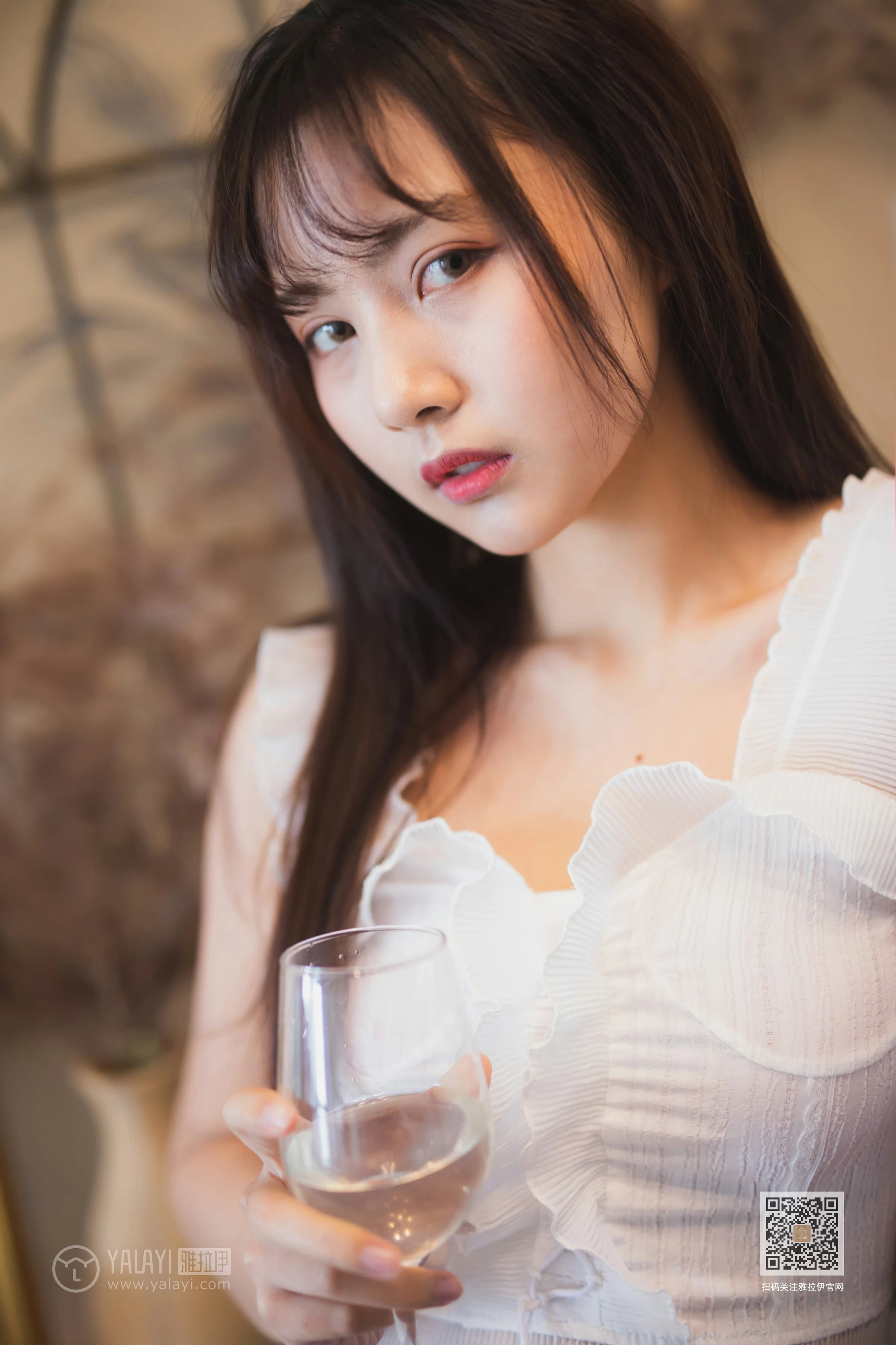 [YALAYI雅拉伊]NO.627 《试衣间》 唐芯 白色蕾丝背心加牛仔热裤性感私房写真集第2张